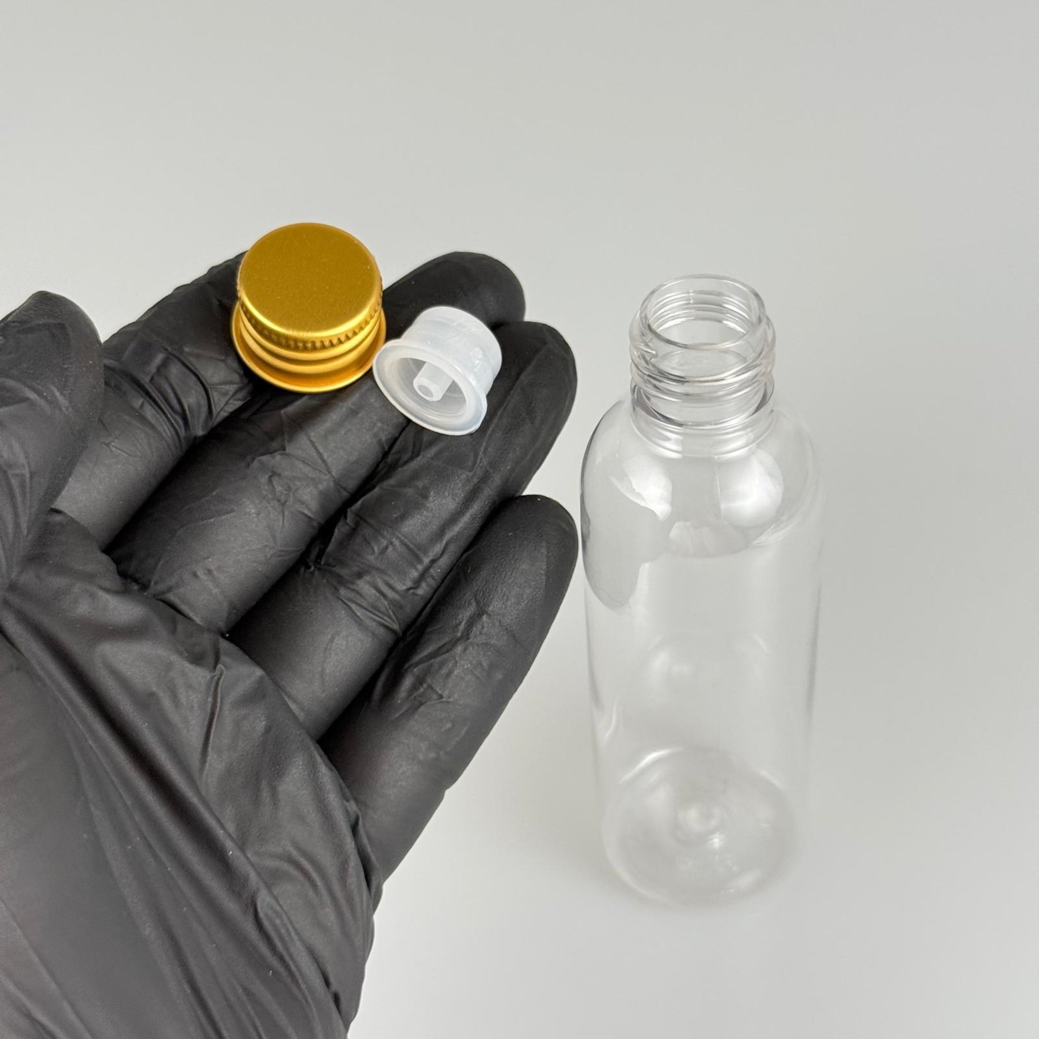 50 CC ŞEFFAF SİLİNDİR UZUN MODEL PET ŞİŞE + KÖPÜK CONTALI GOLD ALÜMİNYUM METAL KAPAKLI + DAMLALIKLI KOLONYA TIPALI TAKIM - 50 ML PLASTİK ŞİŞE