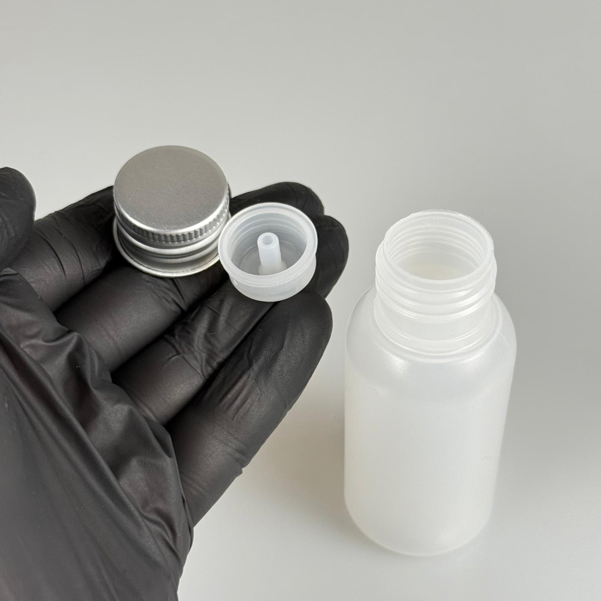 50 ML SIKILABİLİR YUMUŞAK POLİETİLEN PE PLASTİK ASETON ŞİŞESİ ( 24 AĞIZ ) + KÖPÜK CONTALI GÜMÜŞ METAL ALÜMİNYUM KAPAK + KOLONYA TIPALI TAKIM - 50 cc sos, yağ, kartuş, mürekkep vb için boş şişeler