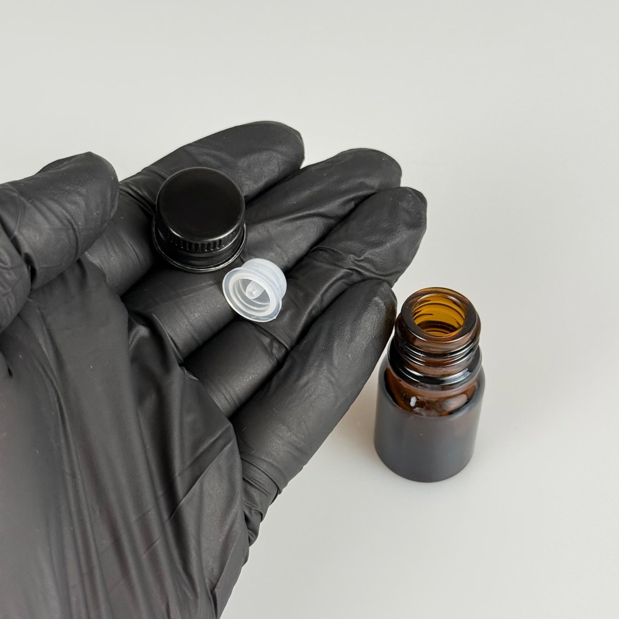 3 CC AMBER CAM ŞİŞE + KÖPÜK CONTALI SİYAH ALÜMİNYUM METAL KAPAKLI + DAMLALIKLI KOLONYA TIPALI TAKIM - 3 ML KAHVERENGİ CAM ŞİŞE