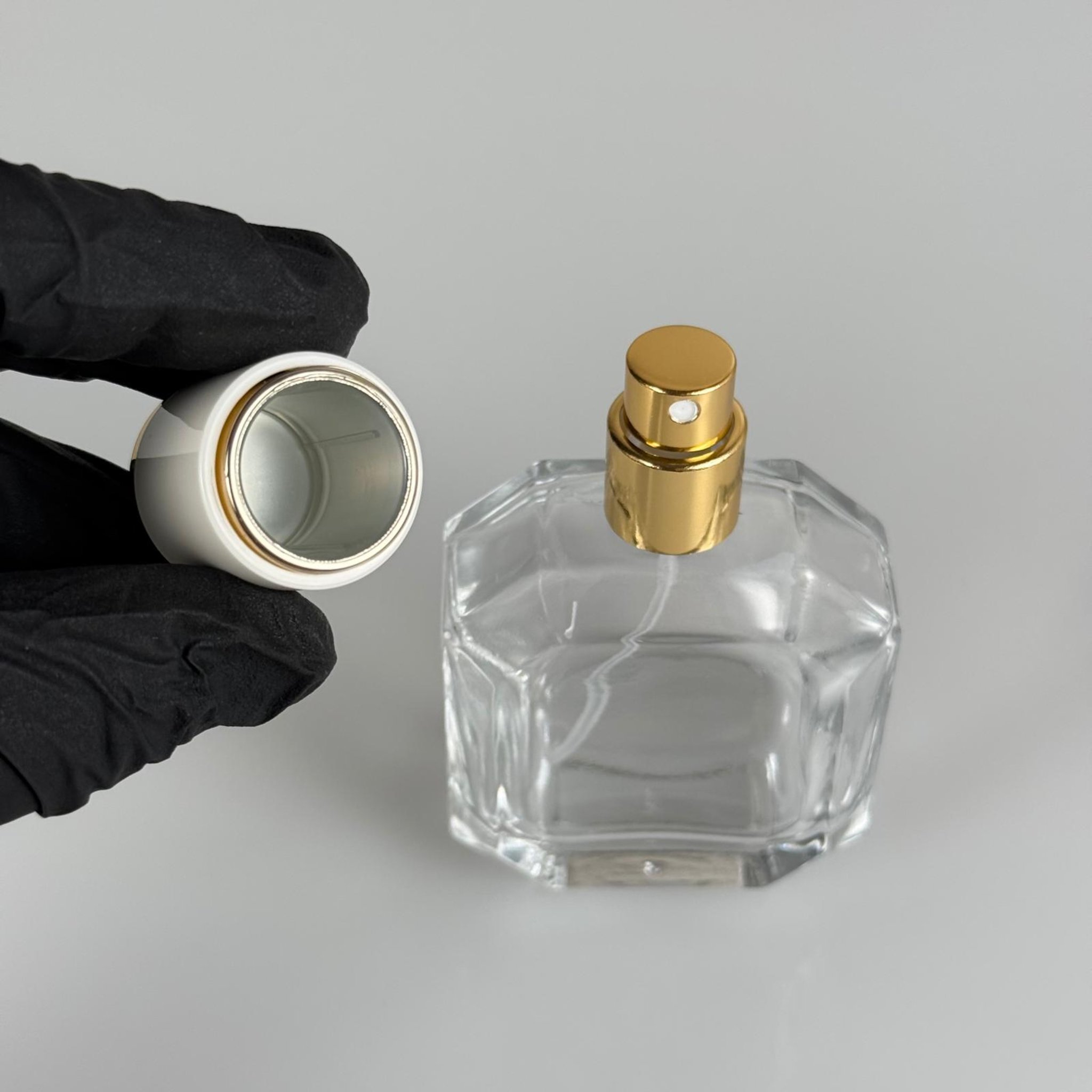 50 ML KAZABLANKA MODEL KÖŞELİ PARFÜM ŞİŞESİ + GOLD METALE METAL SPREY + BEYAZA GOLD POLO KAPAKLI SET (AĞIZ 13 MM VİDALI) TEKRAR DOLDURULABİLİR