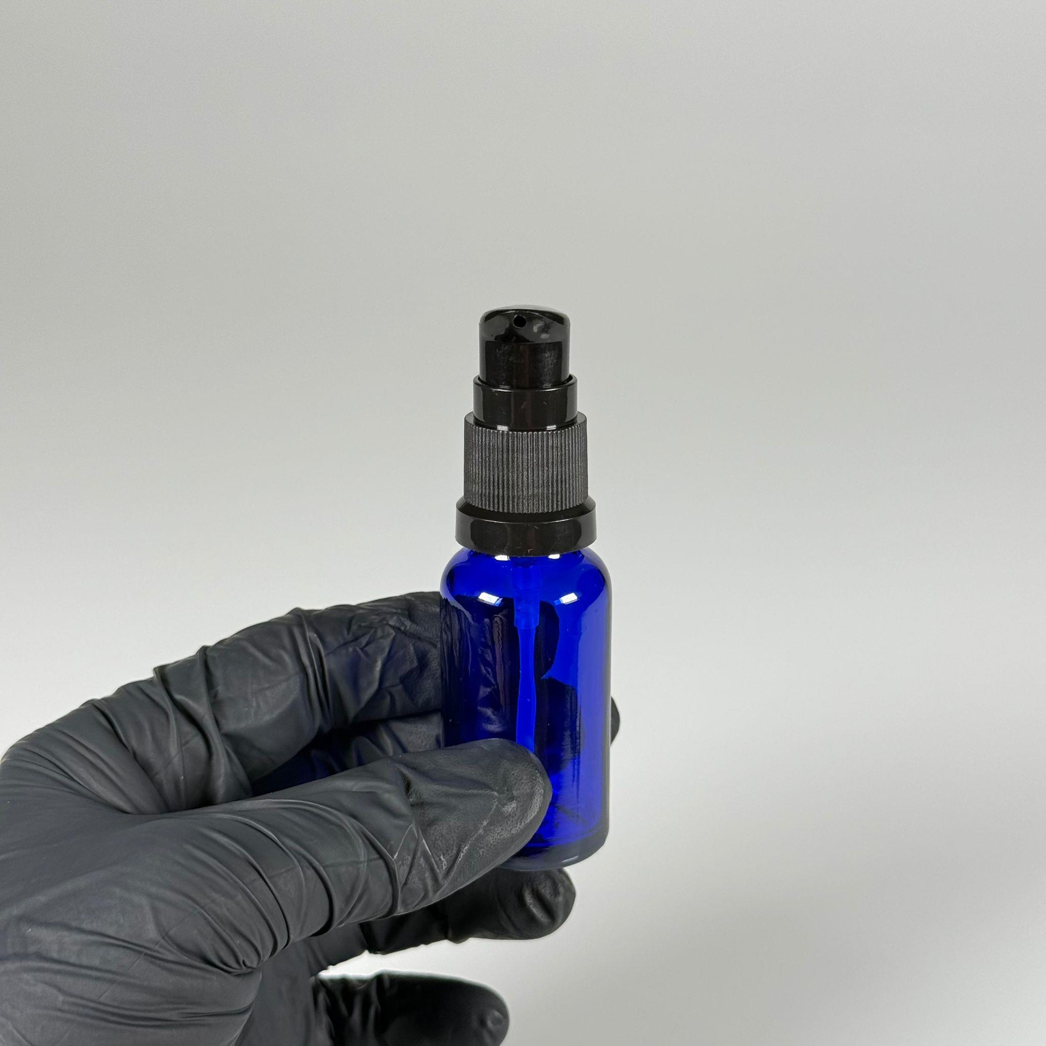 20 CC MAVİ CAM ŞİŞE - SIZDIRMAZ ETEKLİ SİYAH LOSYON POMPALI TAKIM - 20 ML LOSYON ŞİŞESİ - YAĞ, KREM GİBİ YOĞUN KIVAMLI SIVILAR İÇİN CAM AMBALAJ