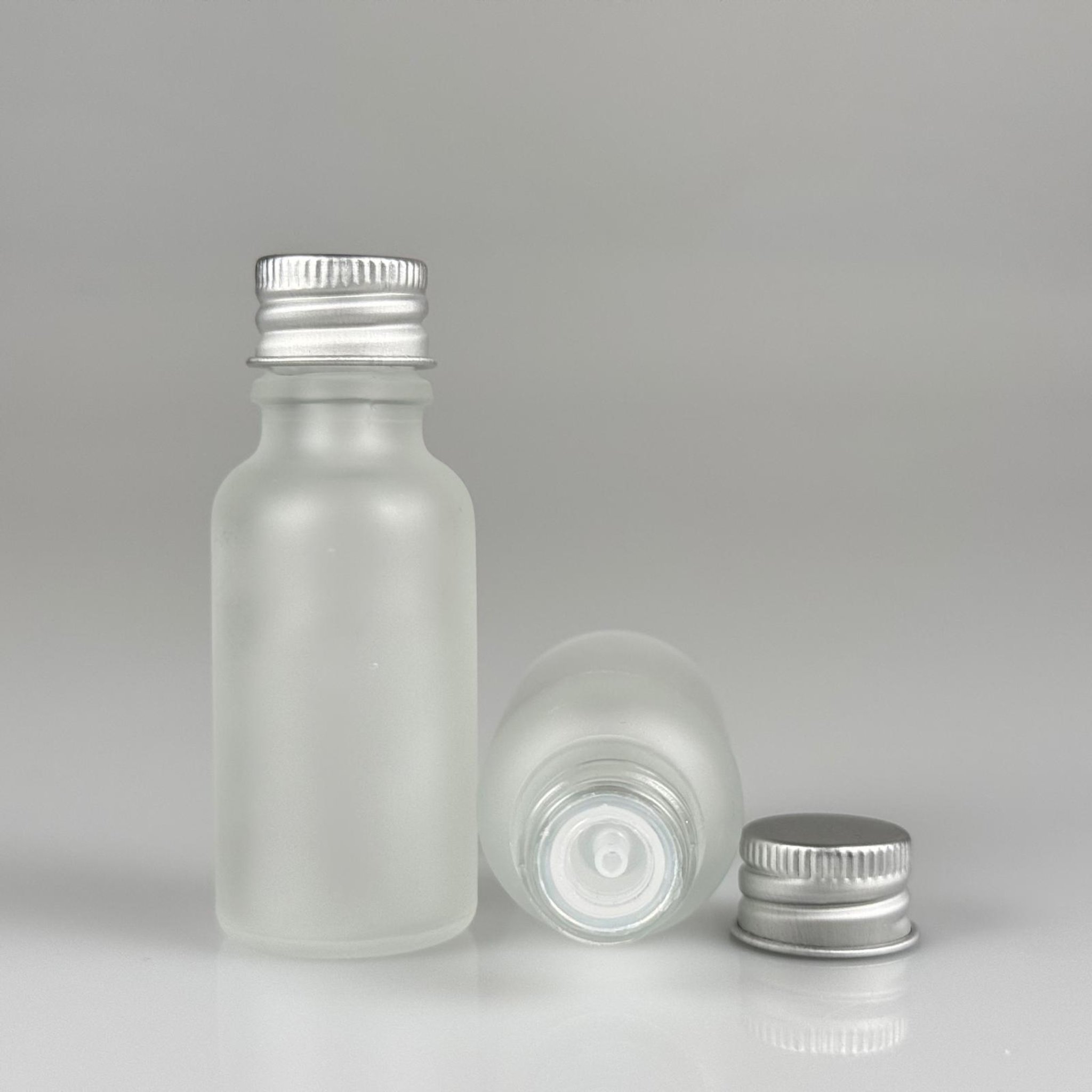 20 CC BUZLU CAM ŞİŞE + KÖPÜK CONTALI GÜMÜŞ ALÜMİNYUM METAL KAPAKLI + DAMLALIKLI KOLONYA TIPALI TAKIM - 20 ML BUZLU CAM ŞİŞE