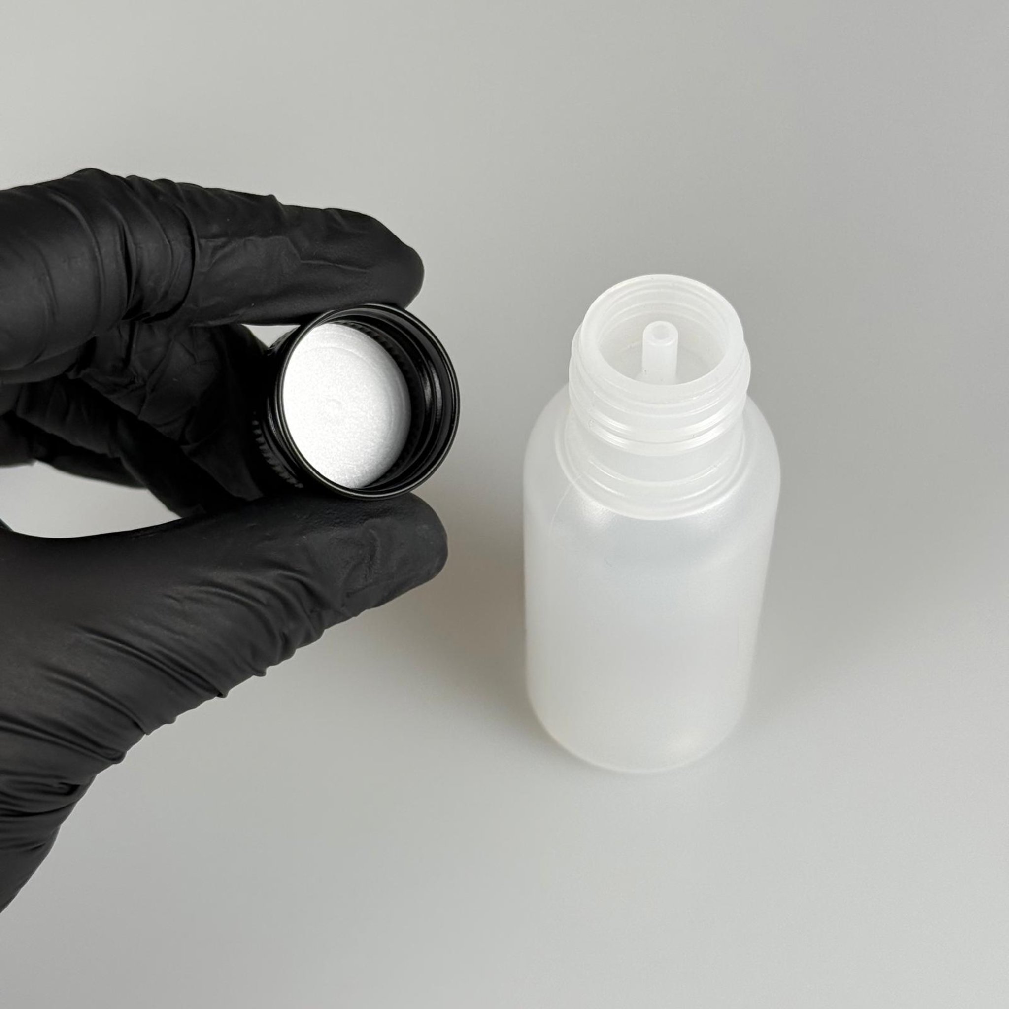 50 ML SIKILABİLİR YUMUŞAK POLİETİLEN PE PLASTİK ASETON ŞİŞESİ ( 24 AĞIZ ) + KÖPÜK CONTALI SİYAH METAL ALÜMİNYUM KAPAK + KOLONYA TIPALI TAKIM - 50 cc sos, yağ, kartuş, mürekkep vb için boş şişeler