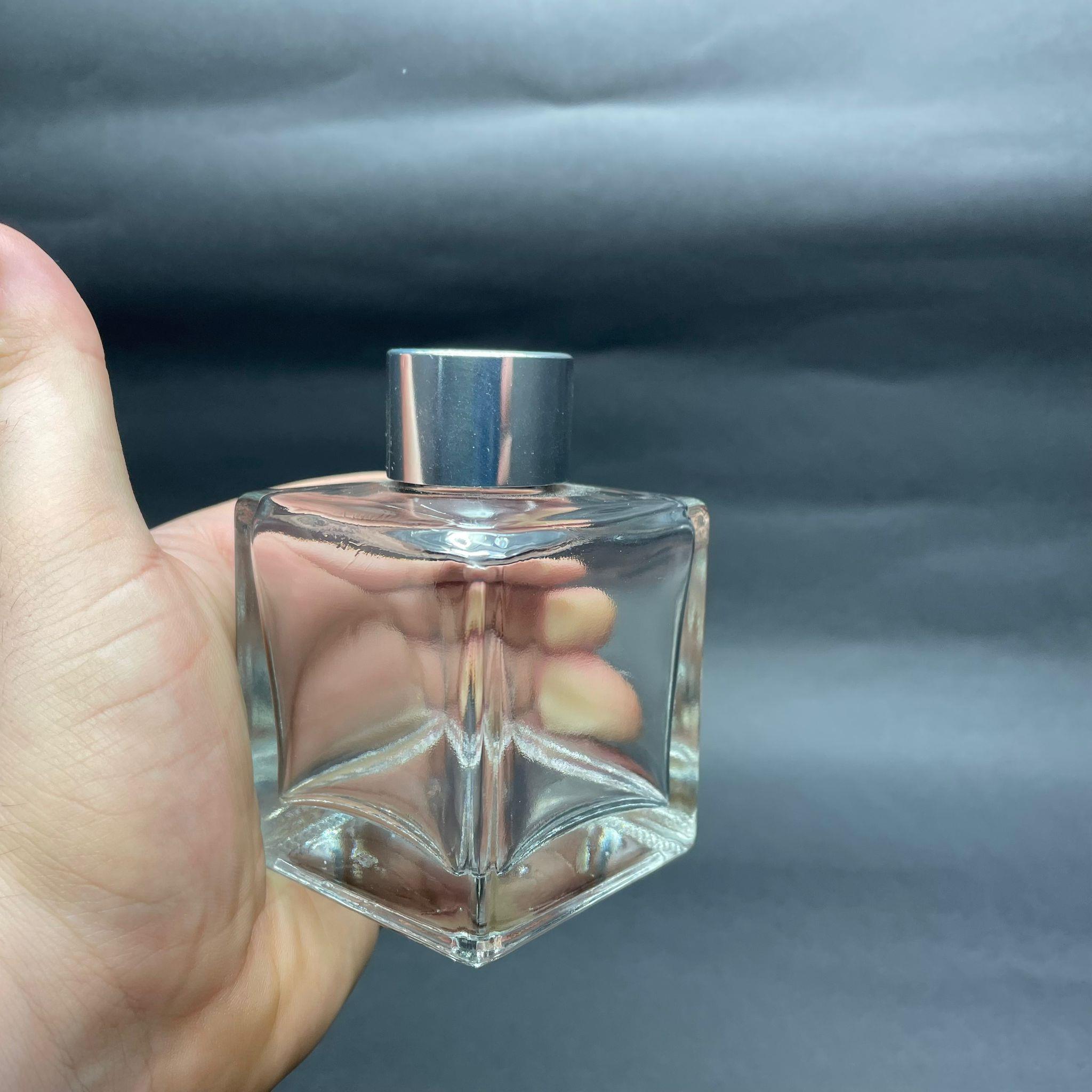 100 CC KARE BAMBU CAM BAMBU ODA KOKUSU ŞİŞESİ - 100 ML ÇUBUKLU KÖŞELİ BAMBU ODA KOKUSU ŞİŞESİ - DİFÜZÖR ŞİŞE- CAM ŞİŞE + GÜMÜŞ METAL KAPAK + TIPA + 3 ADET FİBER SİYAH BAMBU ÇUBUK