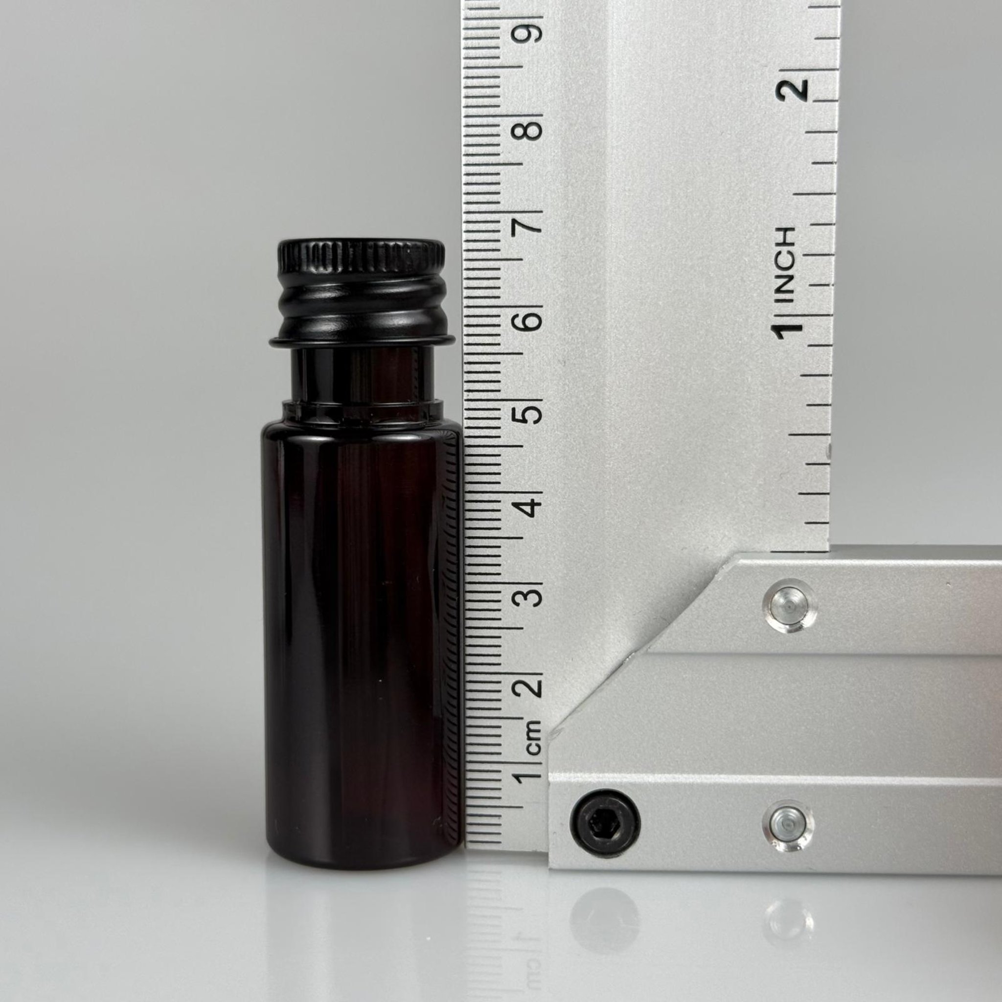 15 CC AMBER SİLİNDİR PET ŞİŞE + KÖPÜK CONTALI SİYAH ALÜMİNYUM METAL KAPAKLI + DAMLALIKLI KOLONYA TIPALI TAKIML - 15 ML KAHVERENGİ PET ŞİŞE