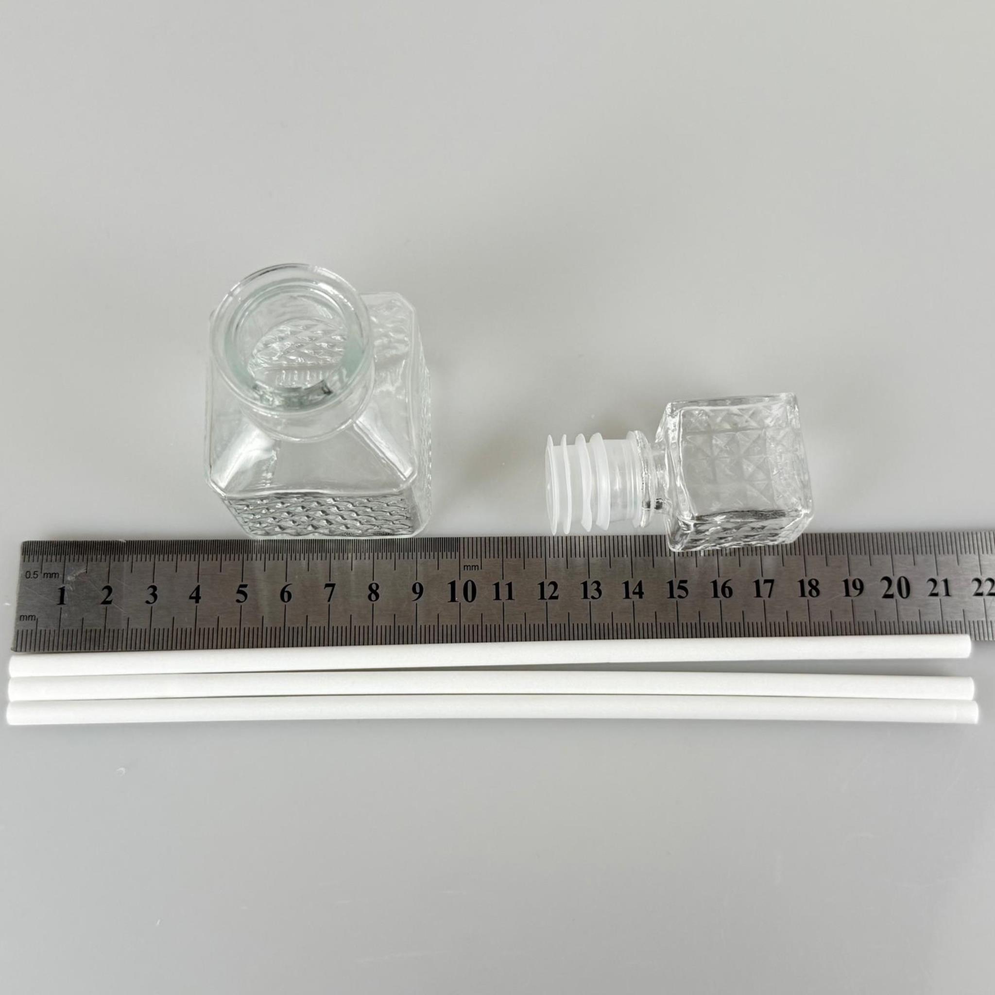 KARE LÜKS MODEL CAM BAMBU ODA KOKUSU ŞİŞESİ + CAM TIPA + 3 ADET FİBER BEYAZ BAMBU ÇUBUK - 50 ML SET TAKIM - HEDİYELİK PROMOSYON LÜX DİFFUSER ŞİŞELERİ