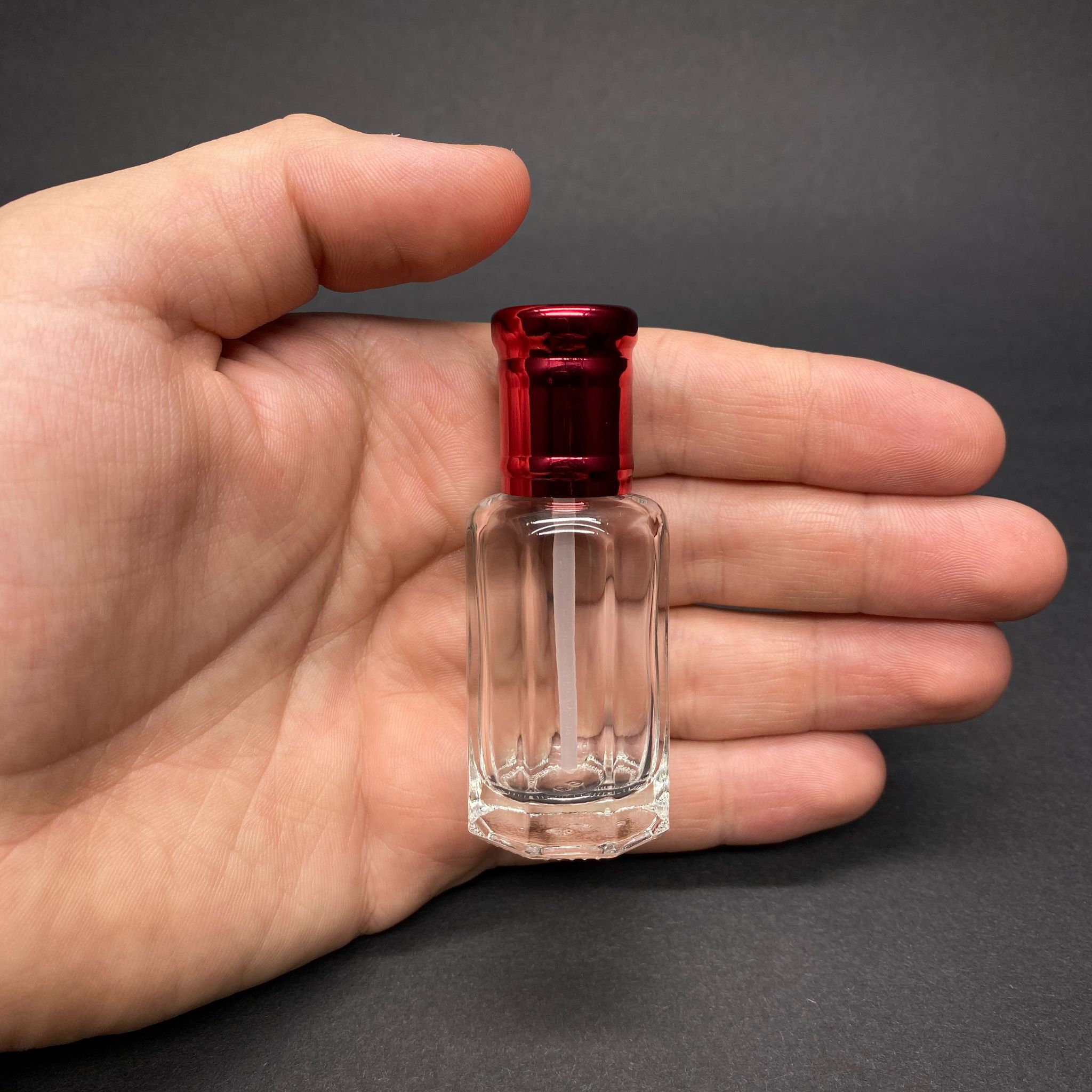 12 CC ÇUBUKLU ESANS ŞİŞESİ - HACI MİSİ , AROMATİK YAĞ , KOKU , PARFÜM İÇİN SÜRÜLEBİLİR 12 ML CAM ŞİŞE - KIRMIZI KAPAKLI