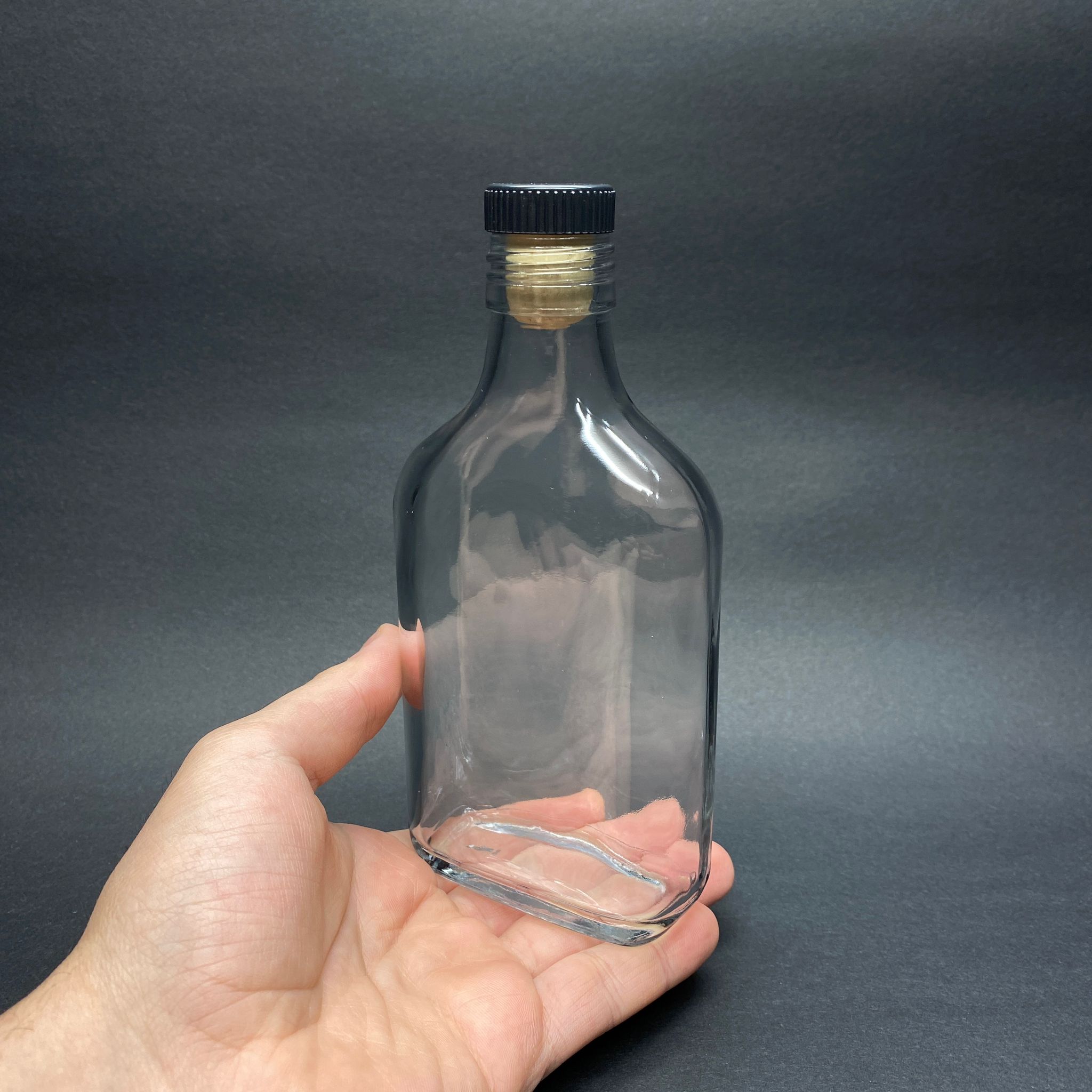 200 CC COLDBREW YASSI CAM ŞİŞE - SİYAH BAŞLIKLI DOĞAL MANTAR TIPALI - 200 ML YASSI SOĞUK KAHVE ŞİŞE
