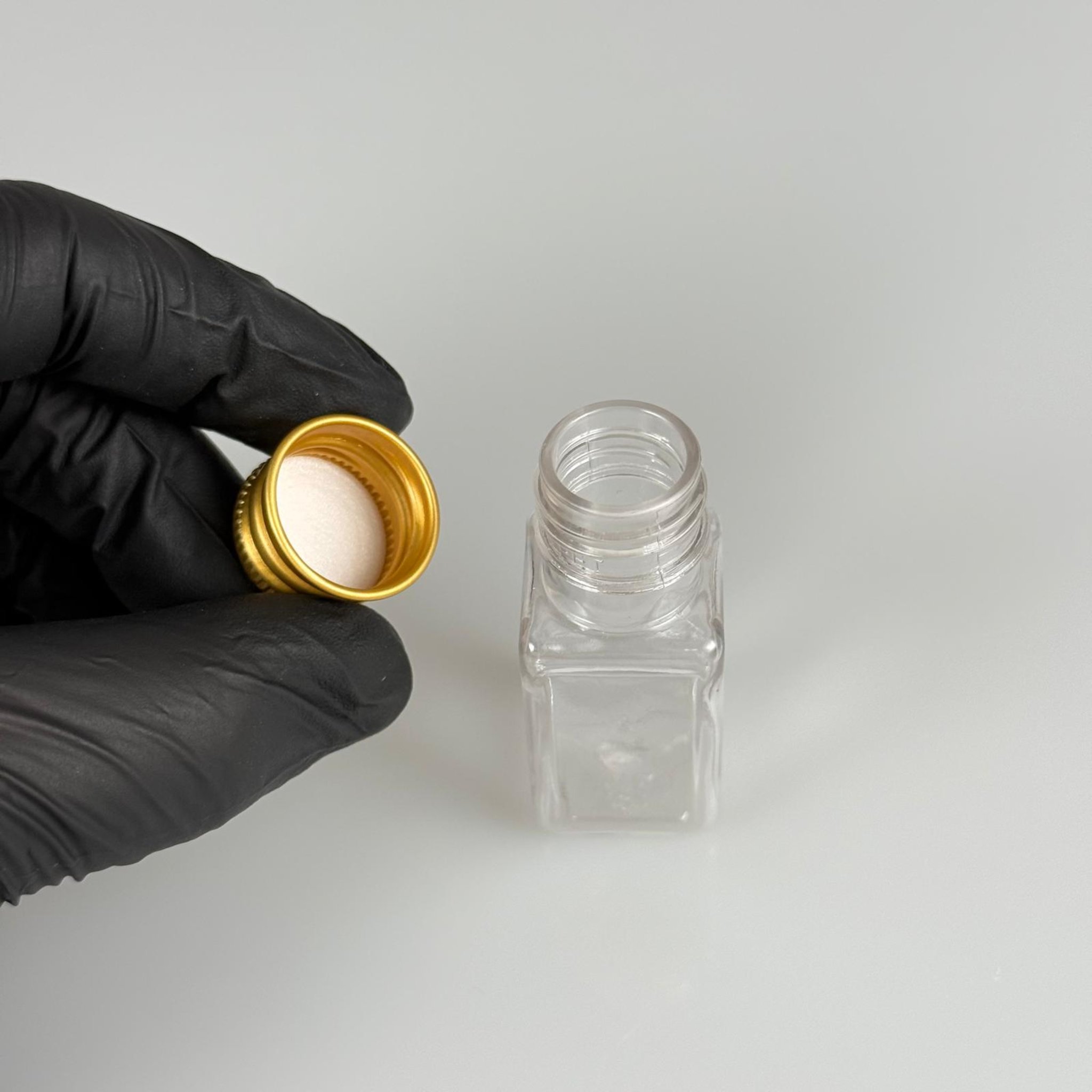 10 CC ŞEFFAF KARE PET SHOT ŞİŞE - KÖPÜK CONTALI GOLD ALÜMİNYUM METAL KAPAKLI TAKIM - 10 ML PLASTİK ŞİŞE