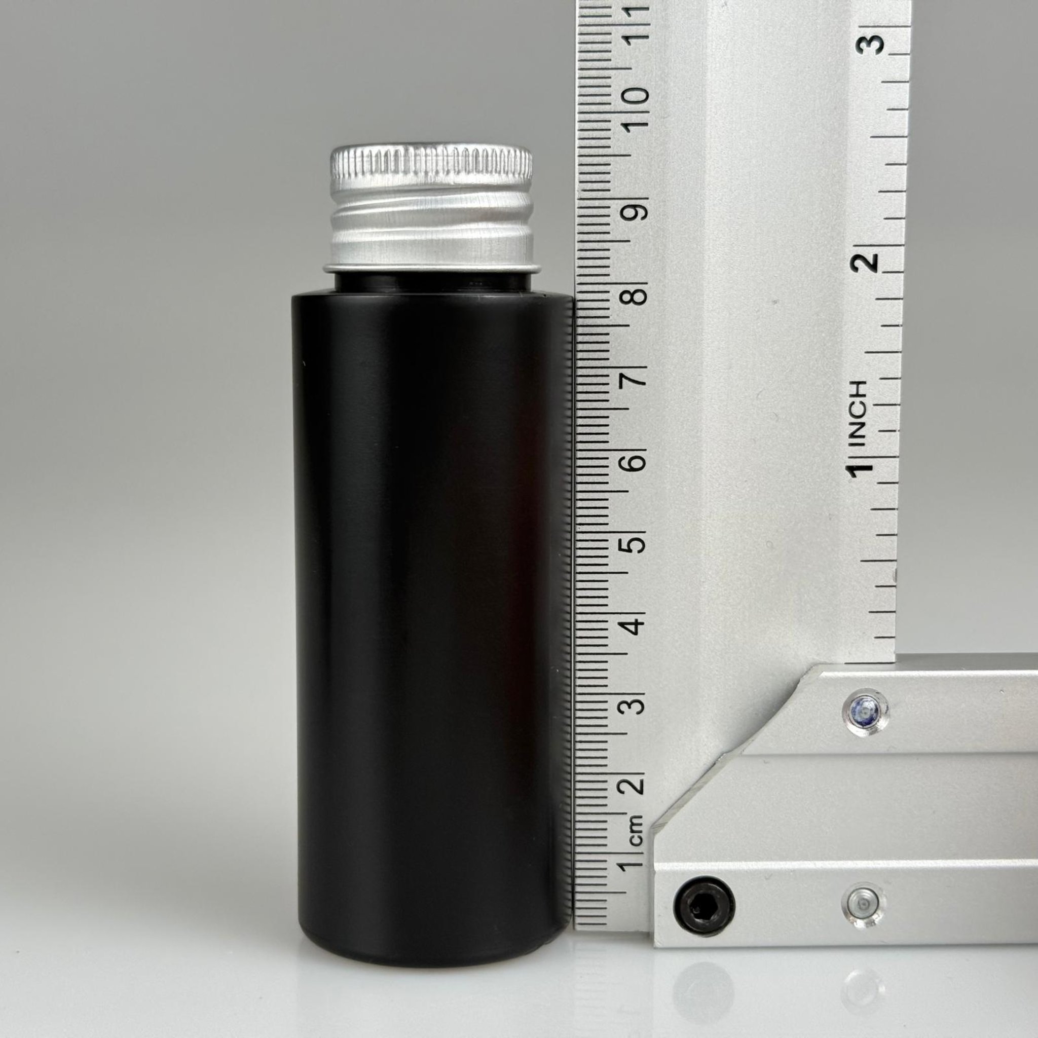 50 CC SİYAH POLİETİLEN PLASTİK ASETON ŞİŞESİ ( 24 AĞIZ ) + KÖPÜK CONTALI GÜMÜŞ METAL ALÜMİNYUM KAPAK TAKIM - 50 ML KAPAKLI SİYAH PLASTİK ŞİŞELER