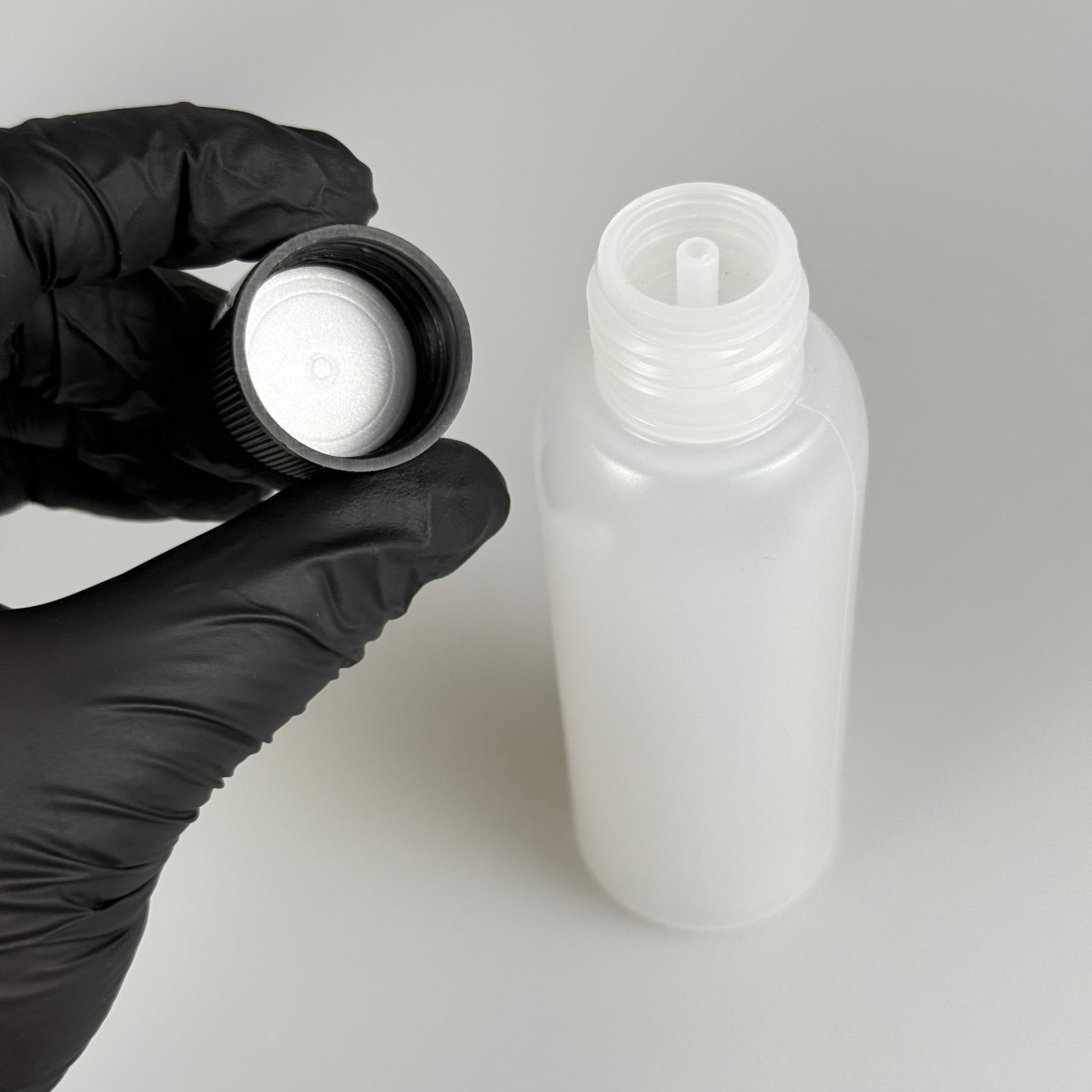 100 ML SIKILABİLİR YUMUŞAK PE POLİETİLEN PLASTİK ŞİŞE - CONTALI SİYAH KAPAKLI ASETON KOLONYA TIPALI - 100 cc sos, yağ, kartuş, mürekkep vb için boş şişeler