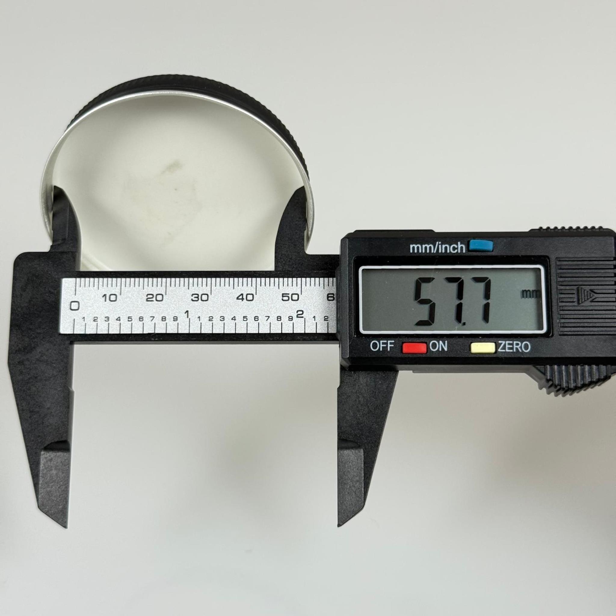 57 MM VİDALI MAT SİYAH METAL KAPAK (ŞİŞECAM 50 CC CAM KREM KAVANOZU KAPAĞI)