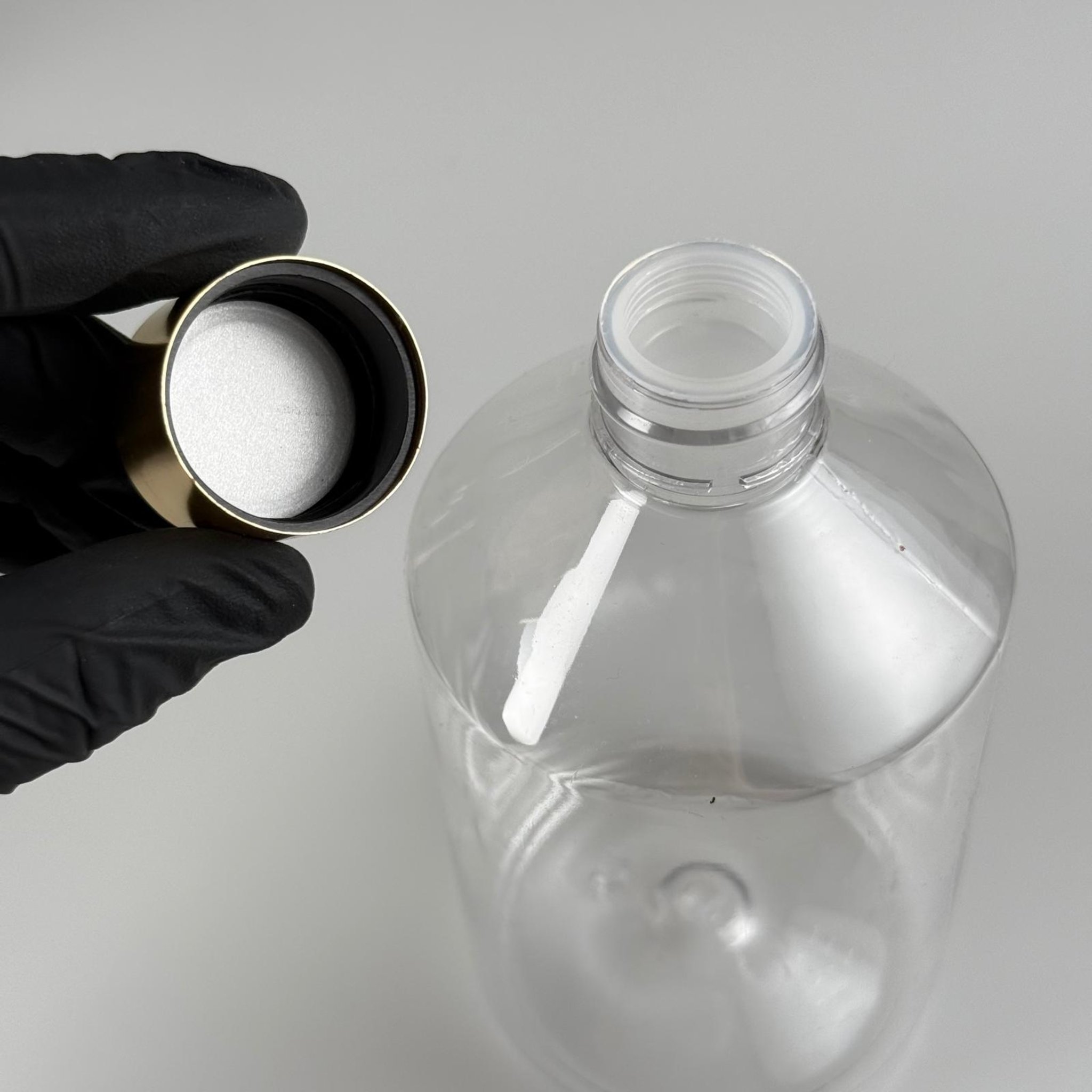 500 CC KÜT BOYUNLU ŞEFFAF PET ŞİŞE + ALÜMİNYUM KAPLAMALI GOLD KAPAKLI + KÖR TIPALI TAKIM - 500 ML PET ŞİŞE
