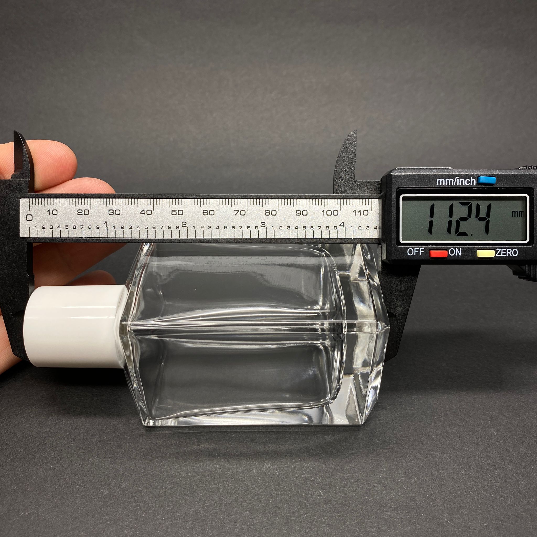 100 ML KÖŞELİ KONİK MODEL PRİZMA PARFÜM ŞİŞESİ - GÜMÜŞ METAL SPREYLİ + BEYAZ KAPAKLI (AĞIZ 15 MM GEÇME KOLAY KAPAMA)