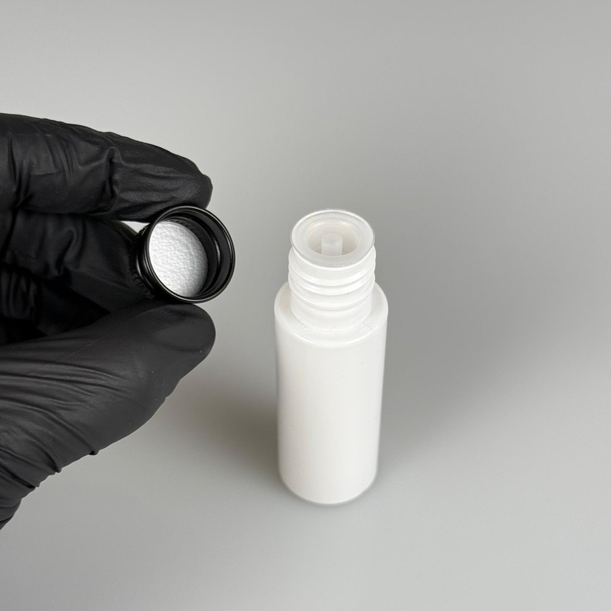 20 CC BEYAZ PET ŞİŞE + KÖPÜK CONTALI SİYAH ALÜMİNYUM METAL KAPAKLI + DAMLALIKLI KOLONYA TIPALI TAKIM - 20 ML PLASTİK ŞİŞE