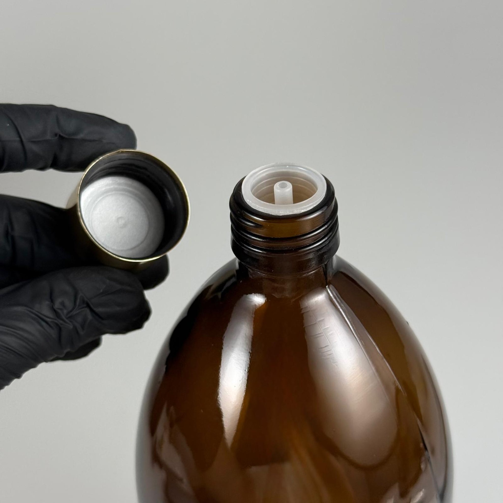 1000 CC AMBER CAM ŞİŞE + ALÜMİNYUM KAPLAMALI GOLD KAPAKLI + DAMLALIKLI KOLONYA TIPALITAKIM - 1000 ML KAHVERENGİ CAM ŞİŞE