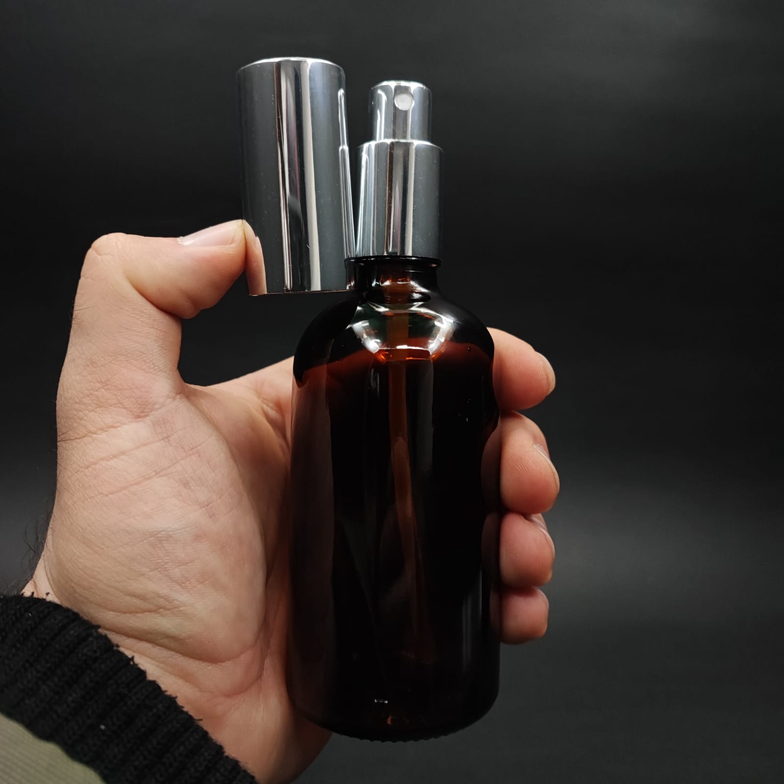 100 ML LÜKS VİDALI VALF ÇEVİRME PARFÜM ŞİŞELERİ - 100 CC AMBER CAM ŞİŞE - GÜMÜŞ METAL SPREYLİ KAPAKLI SET