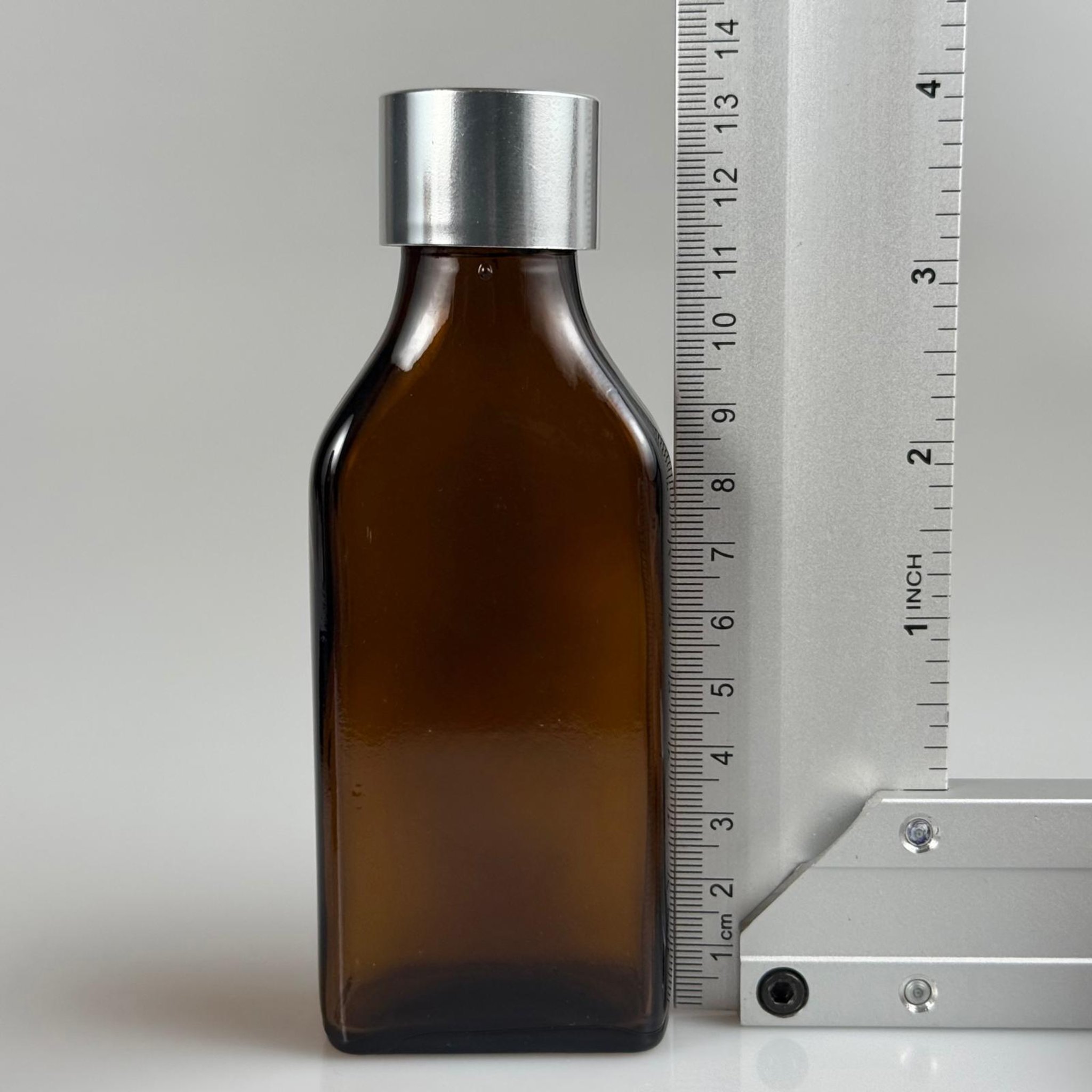 100 CC AMBER YASSI CAM ŞİŞE + ALÜMİNYUM KAPLAMALI GÜMÜŞ KAPAKLKI + KÖR TIPALI TAKIM - 100 ML KAYVERENGİ CAM ŞİŞE