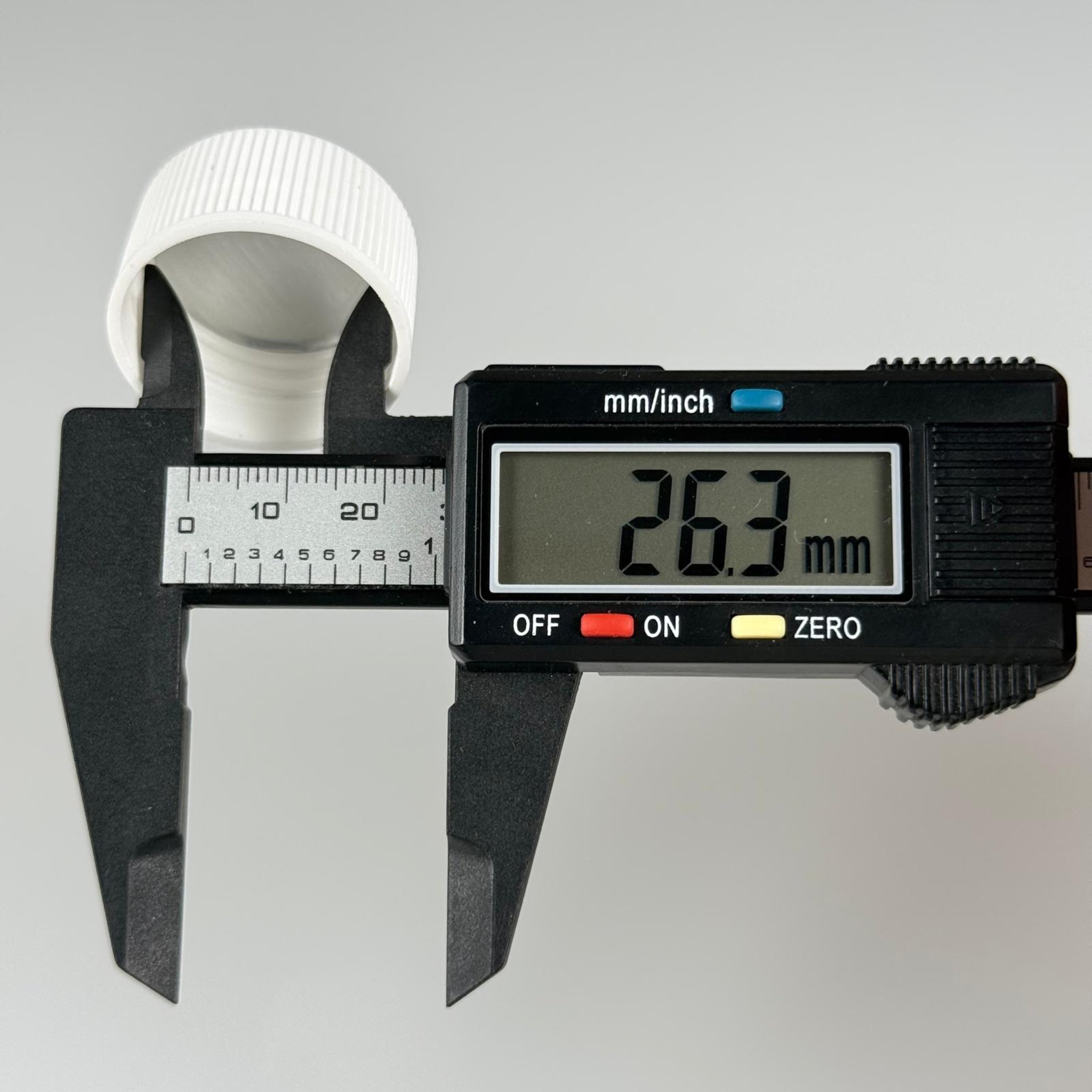28 MM İNDİKSİYON ALÜMİNYUM FOLYOLU BEYAZ KAPAK - 28 MM PLASTİK KAPAK (POLİETİLEN ŞİŞELER İÇİN)
