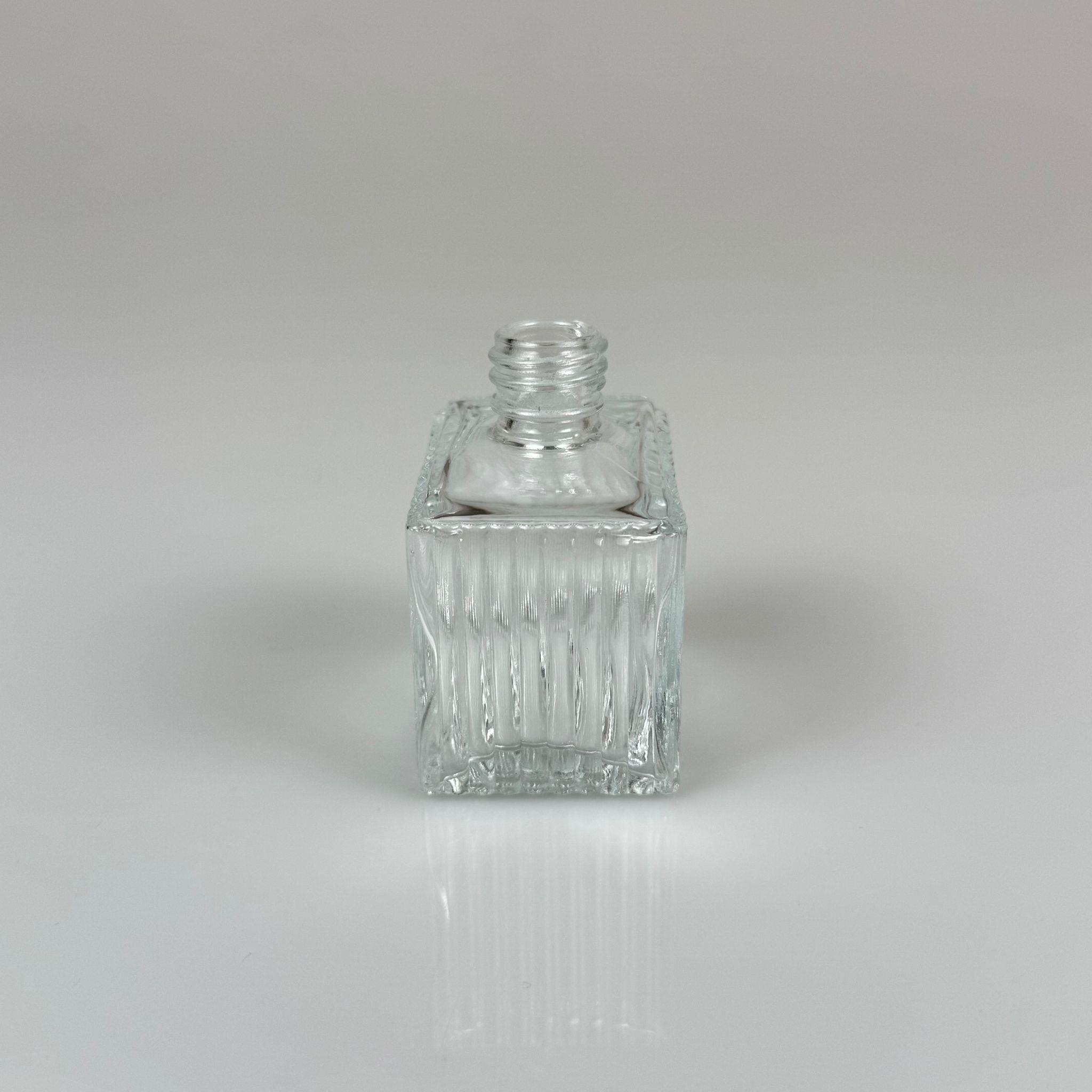 50 CC KÖŞELİ DESENLİ ÇİZGİLİ CAM ŞİŞE - 18 MM AĞIZ - 50 ML PRESTİJLİ ŞİŞE