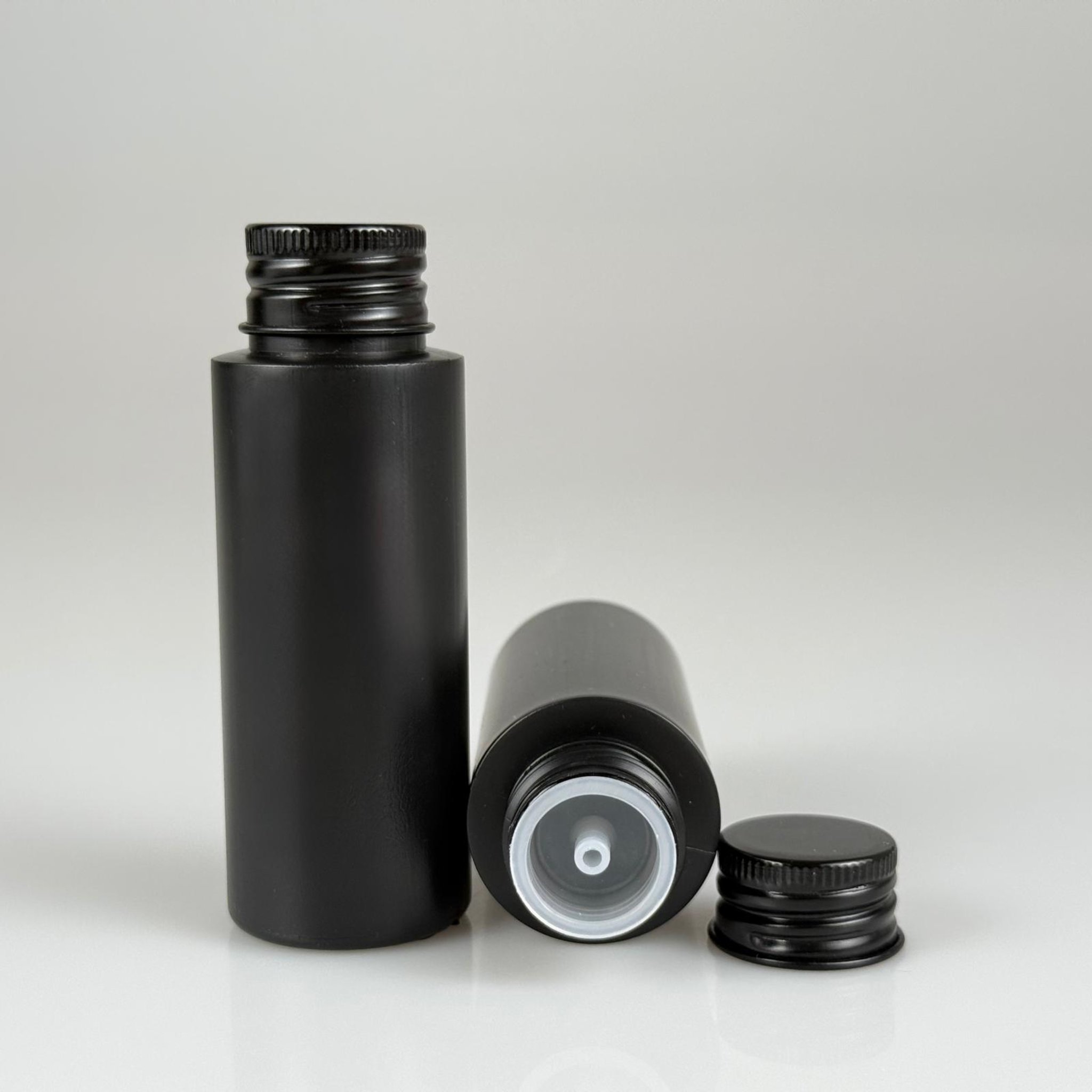 50 CC SİYAH POLİETİLEN PLASTİK ASETON ŞİŞESİ ( 24 AĞIZ ) + KÖPÜK CONTALI SİYAH METAL ALÜMİNYUM KAPAK + KOLONYA TIPALI TAKIM - 50 ML KAPAKLI SİYAH PLASTİK ŞİŞELER