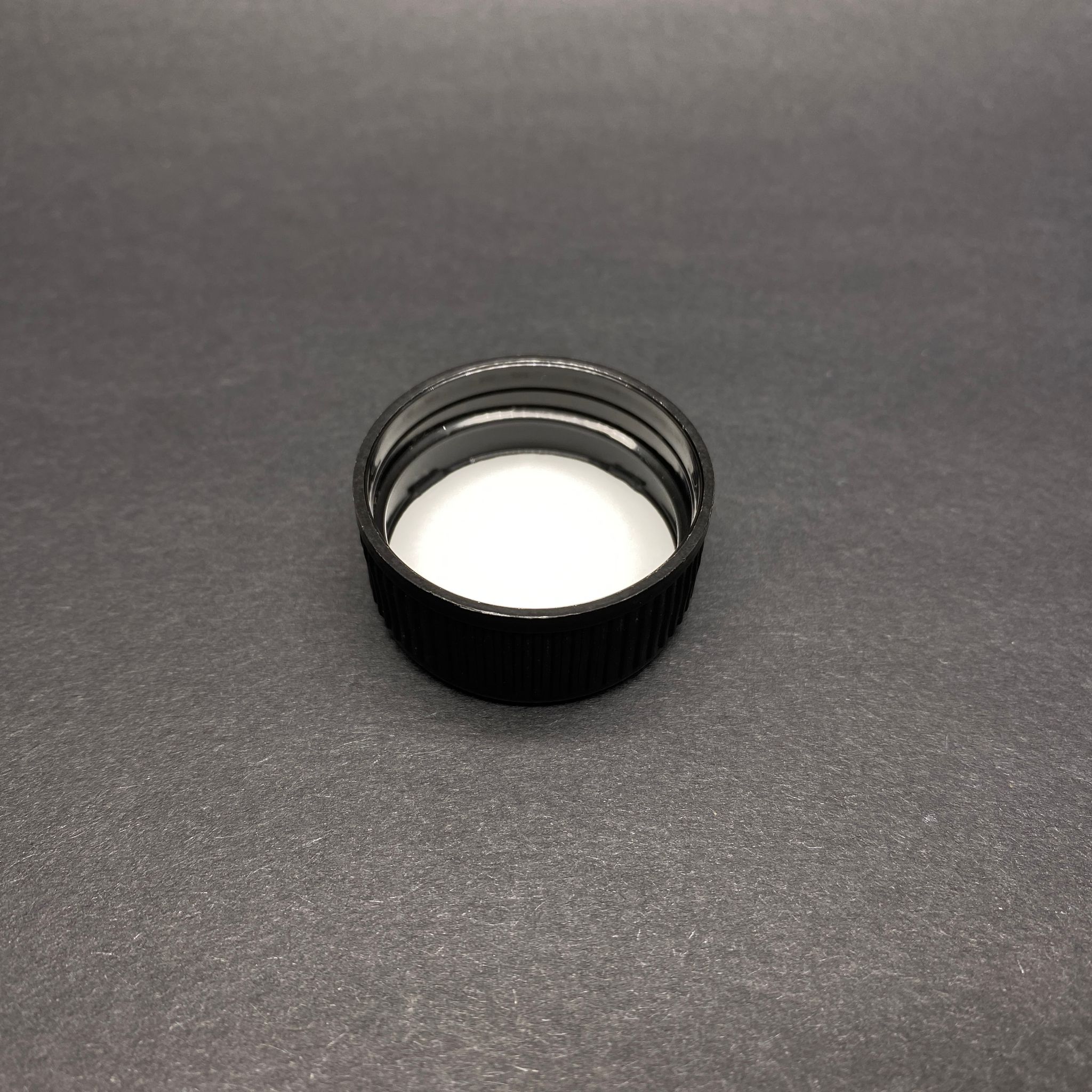 31 MM VİDALI PLASTİK KAPAK SİYAH - KÖPÜK CONTALI (MARASKA, DORİKA. KULPLU GALON ŞİŞE - VİDALILAR UYUMLU) - bericap SK 31.5/16 PE/PVDC SIYAH 240 (BANTSIZ)