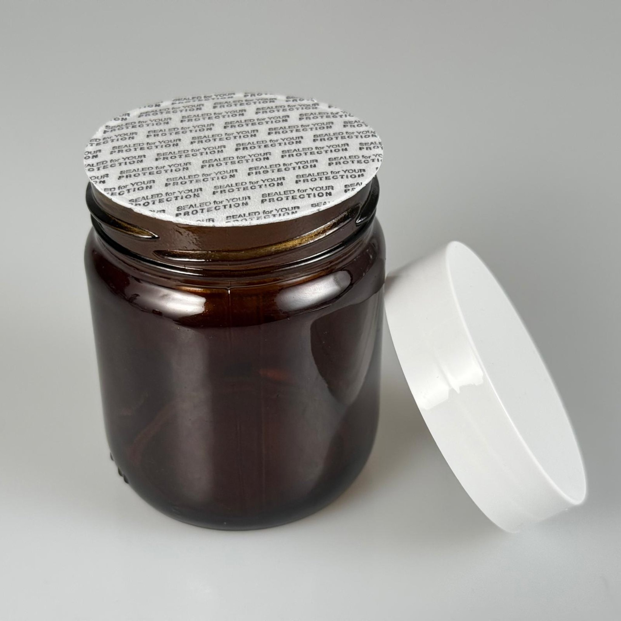 210 CC AMBER CAM KAVANOZ - BEYAZ PLASTİK KAPAKLI + KENDİNDEN YAPIŞKANLI KÖPÜK CONTALI TAKIM - 210 ML KAHVERENGİ CAM KAVANOZ (KARGODA ÇİZİLEBİLİR - İADESİ YOKTUR)