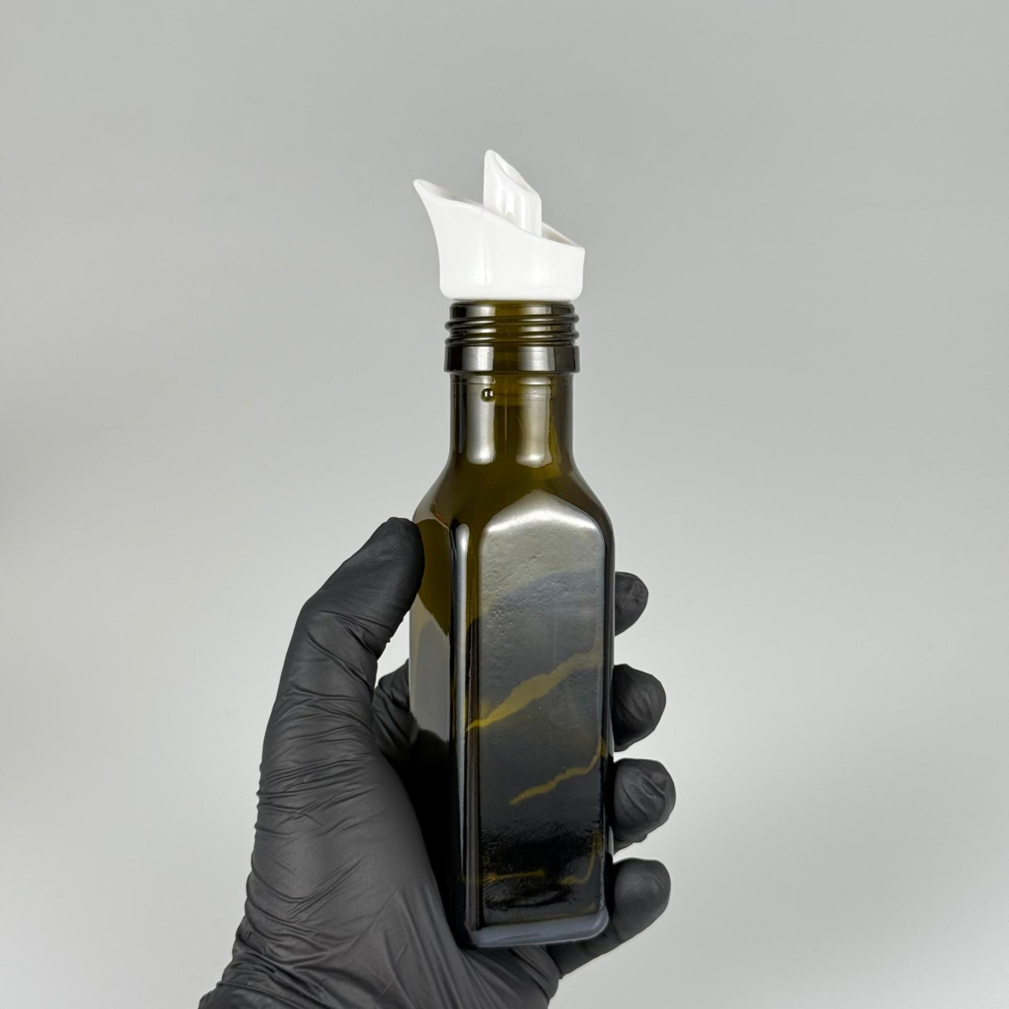 100 CC MARASKA CAM ŞİŞE KOYU YEŞİL (31 MM AĞIZ) - AKITICI BEYAZ YAĞDANLIK TIPALI - 100 ML KÖŞELİ KARE MARASCA YAĞ VE SOS ŞİŞELERİ