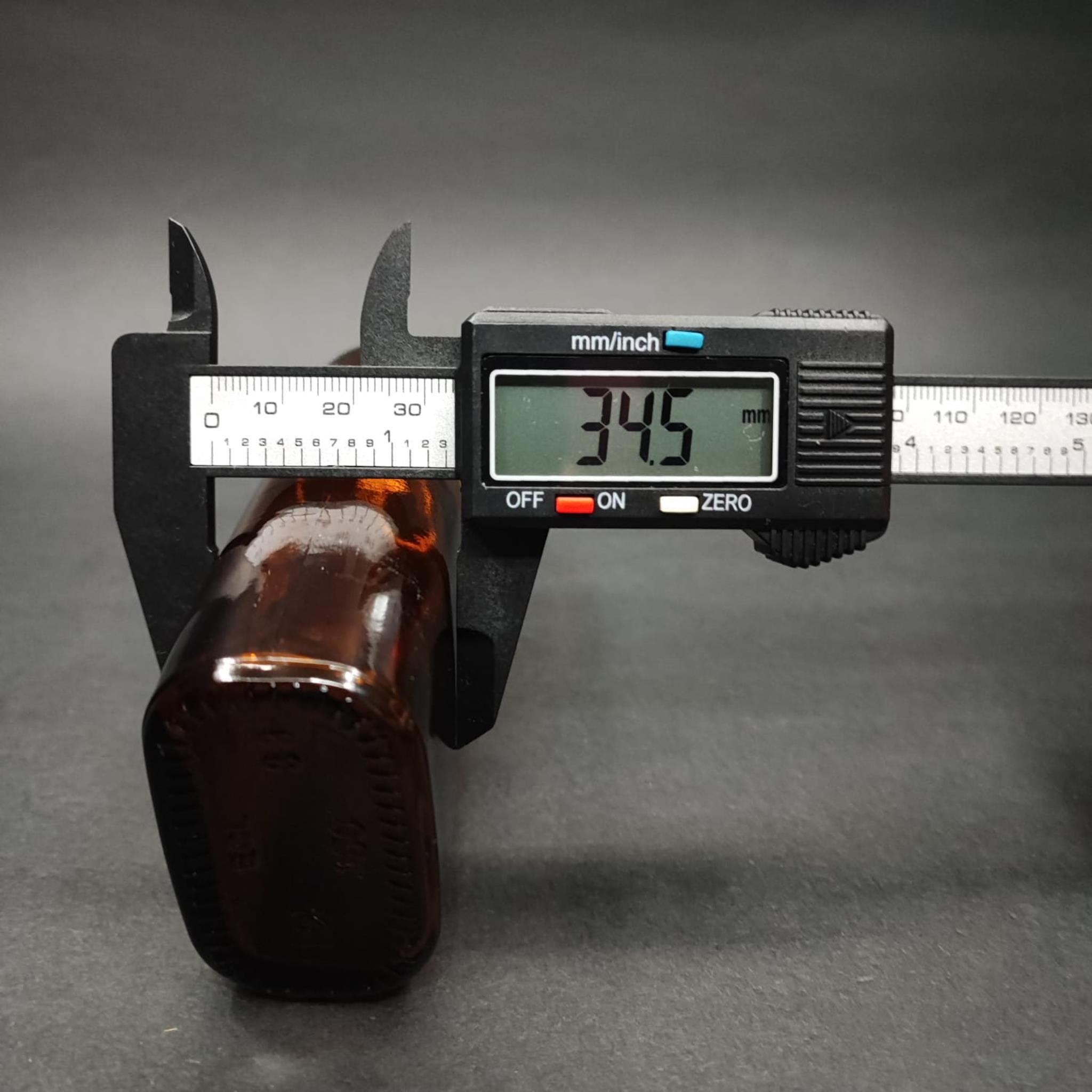 150 ML DOLUMU KOLAY, GENİŞ AĞIZLI İÇTEN DAMLALIKLI YASSI ŞİŞE (25 MM AĞIZ)  - 150 CC SİYAH CONTALI KAPAKLI İÇTEN DAMLALIKLI CAM ECZA ŞİŞESİ - AMBER KAHVERENGİ