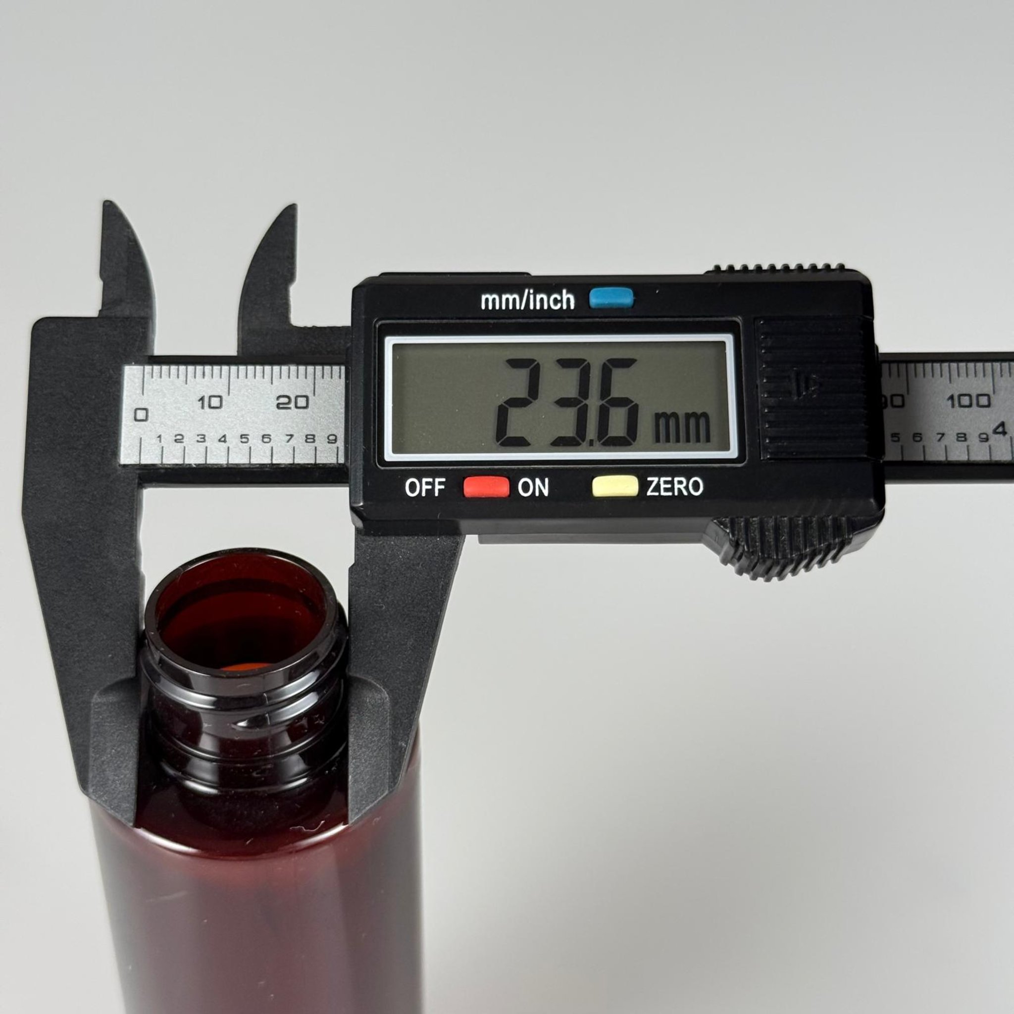100 CC SİLİNDİR KESKİN KÜT MODEL SERT (17 GR) PET ŞİŞE - KAPAKSIZ - AĞIZ ÇAPI 24 MM - AMBER