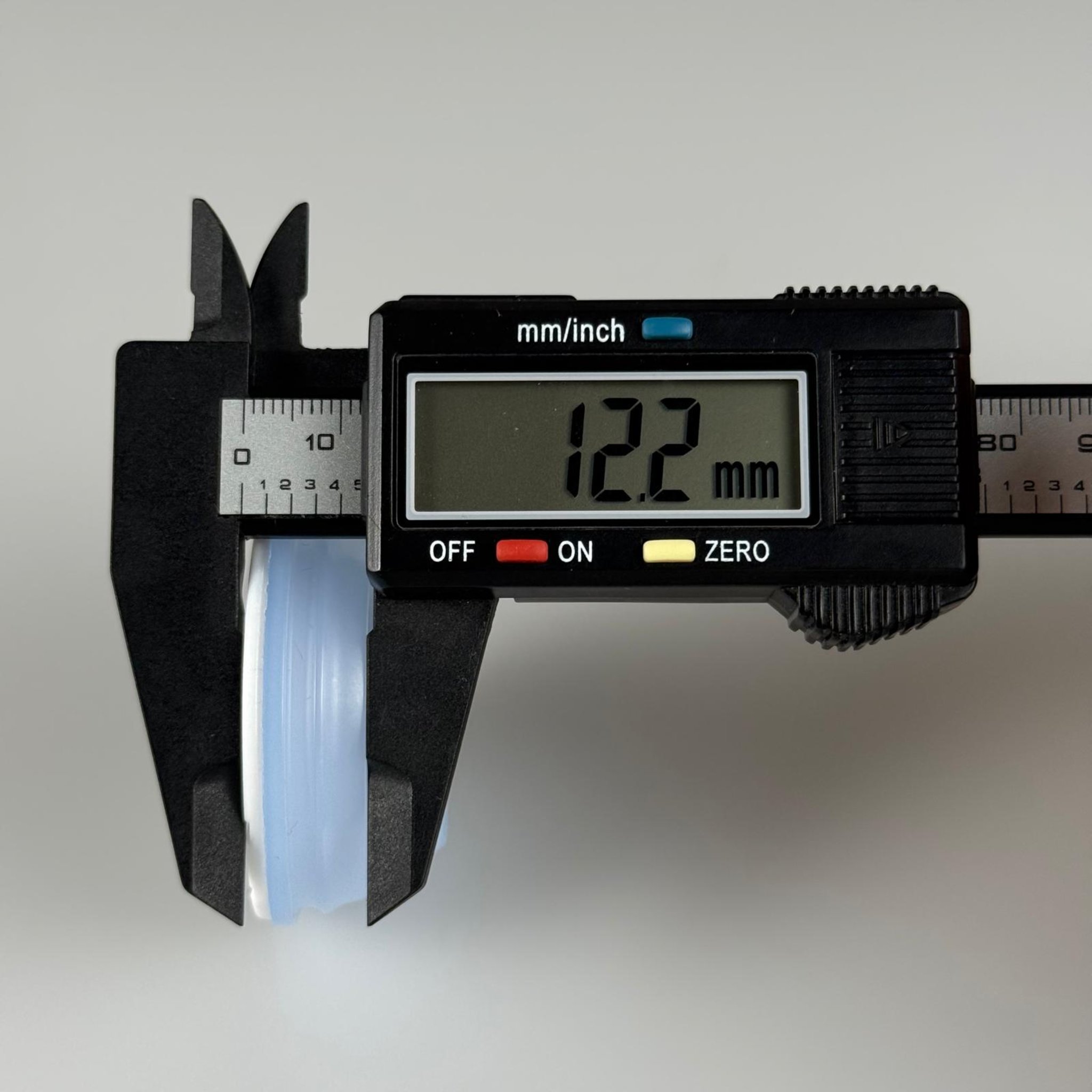 42 MM P2 K CL NATÜREL BEYAZ BERİCAP (SOLVENT VE TİNER TENEKESİ İÇİN) - TENEKE İÇİN PLASTİK KAPAK - YEDEK KİMYASAL TENEKE KAPAĞI - Çakma Metal TENEKE Kapağı