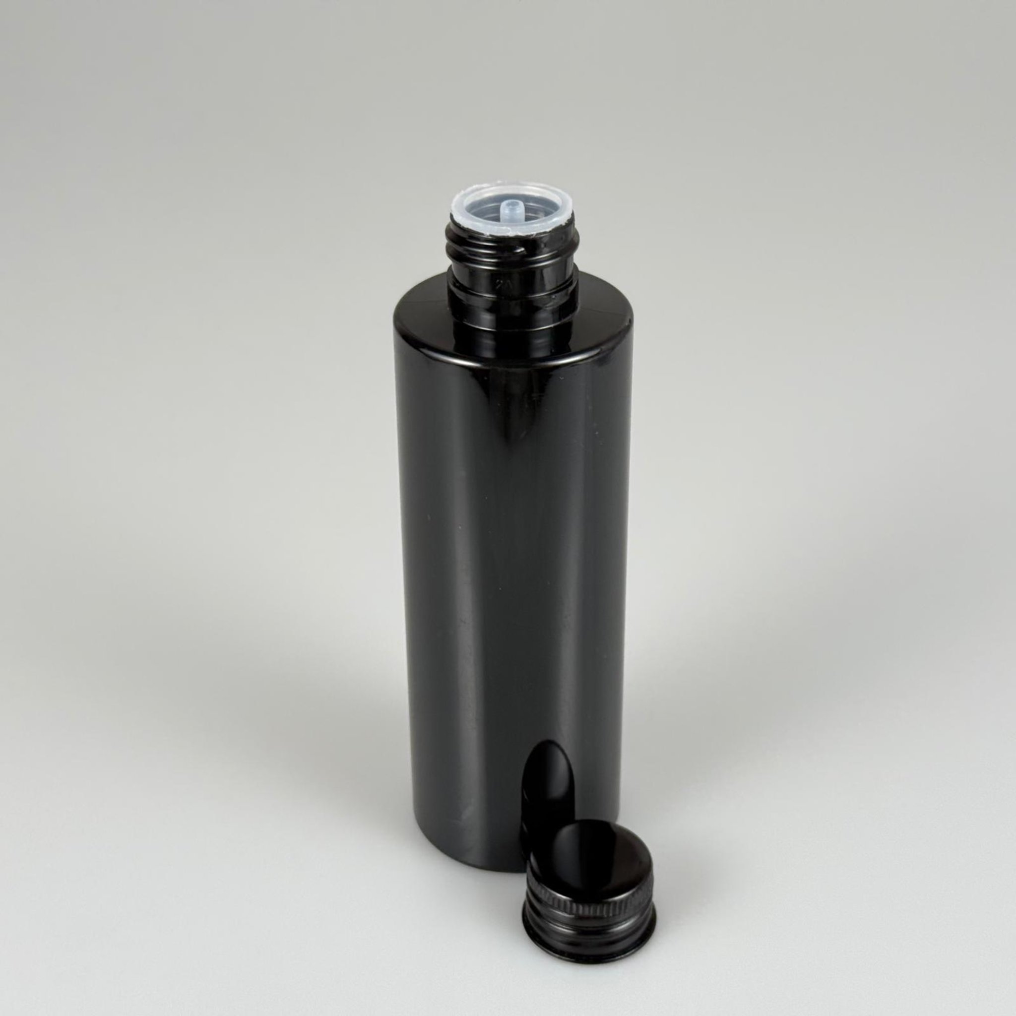 150 CC SİYAH SİLİNDİR MODEL PARLAK SERT PET ŞİŞE (24 AĞIZ) + KÖPÜK CONTALI SİYAH METAL ALÜMİNYUM KAPAK + KOLONYA TIPALI TAKIM - 150 ML KAPAKLI SİYAH PET ŞİŞELER