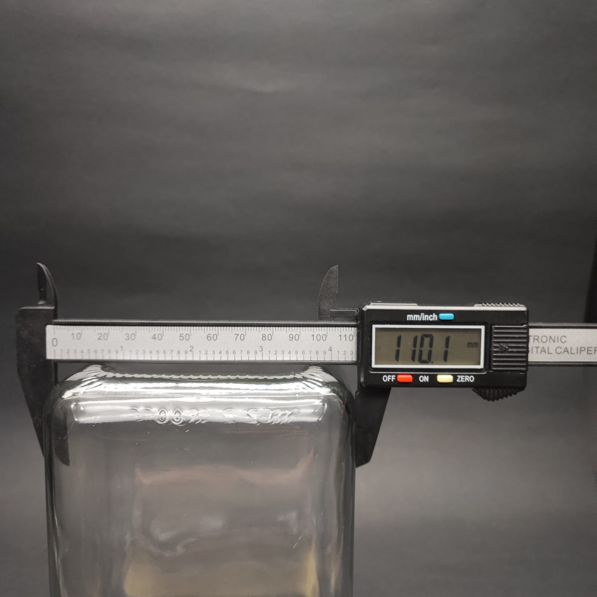 1600 CC KÖŞELİ CAM KAVANOZ - KIRMIZI METAL KAPAKLI - 1600ML KARE CAM KAVANOZ