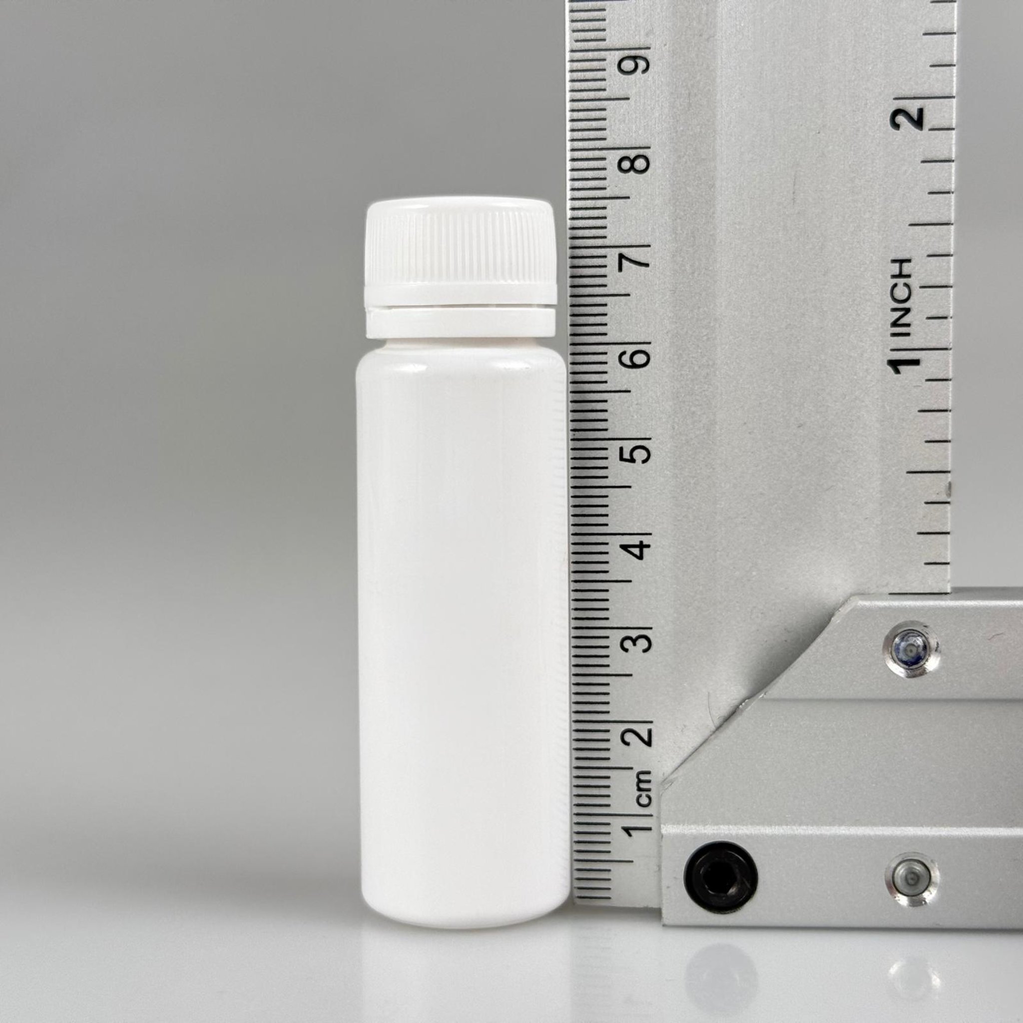 20 CC PET SHOT ŞİŞESİ  - KİLİTLİ BEYAZ KAPAKLI KOLAJEN ŞİŞESİ - 20 ML PLASTİK ŞİŞE - BEYAZ (KİLİTLİ KAPAK SERTÇE BASTIRARAK KAPANIR)