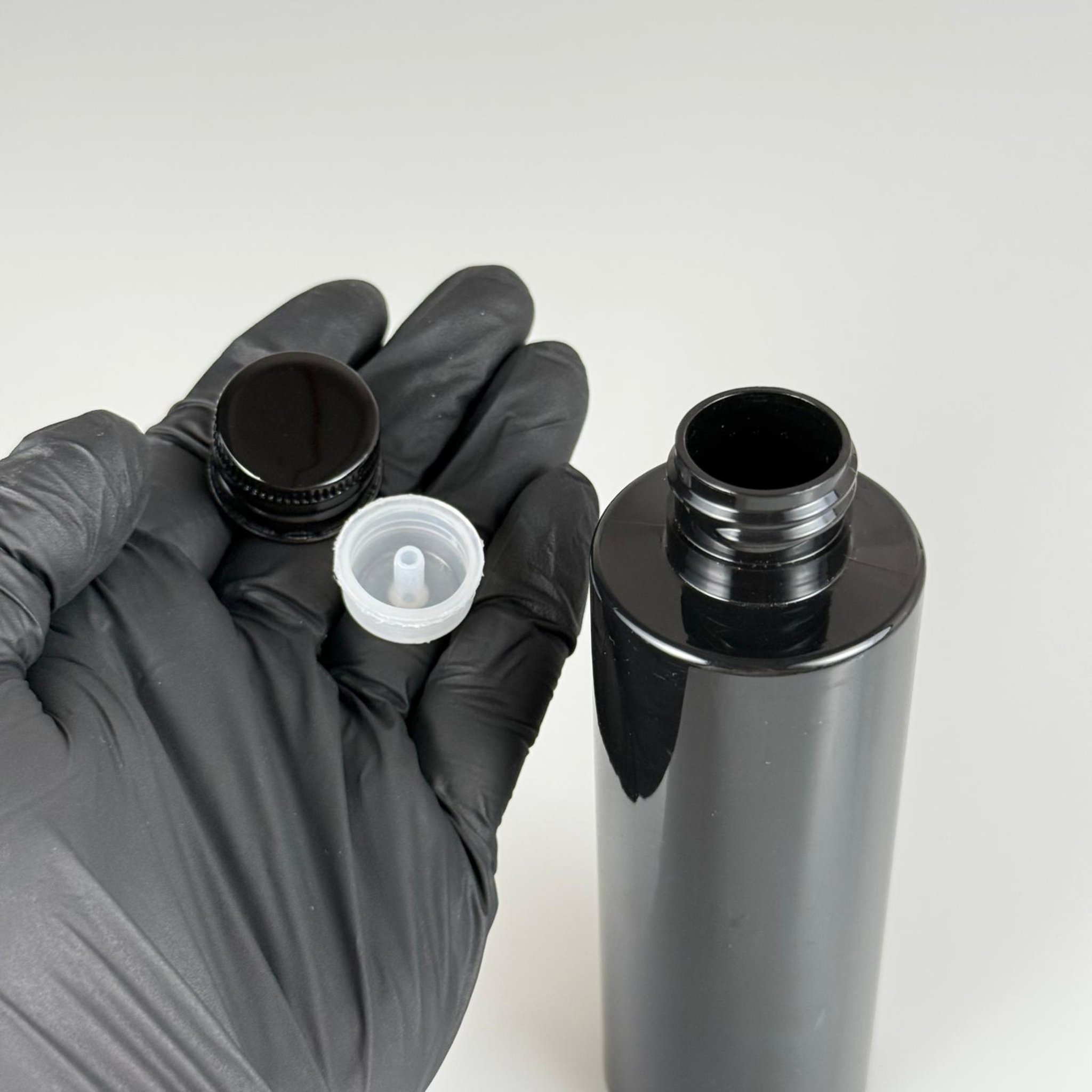 150 CC SİYAH SİLİNDİR MODEL PARLAK SERT PET ŞİŞE (24 AĞIZ) + KÖPÜK CONTALI SİYAH METAL ALÜMİNYUM KAPAK + KOLONYA TIPALI TAKIM - 150 ML KAPAKLI SİYAH PET ŞİŞELER