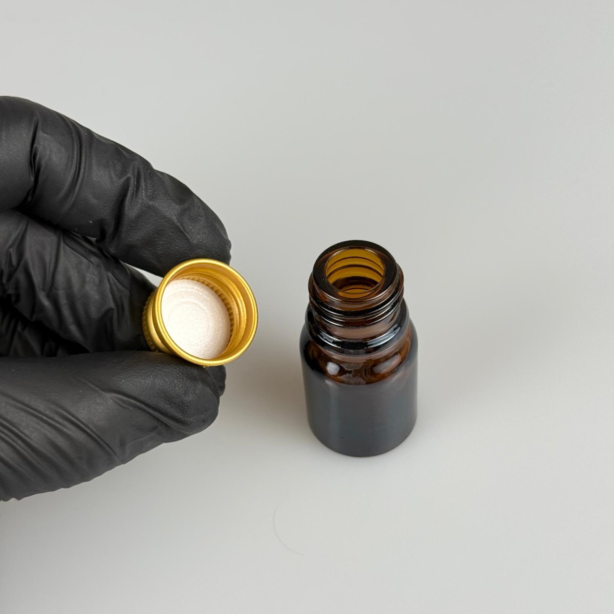3 CC AMBER CAM ŞİŞE + KÖPÜK CONTALI GOLD ALÜMİNYUM METAL KAPAKLI TAKIM - 3 ML KAHVERENGİ CAM ŞİŞE