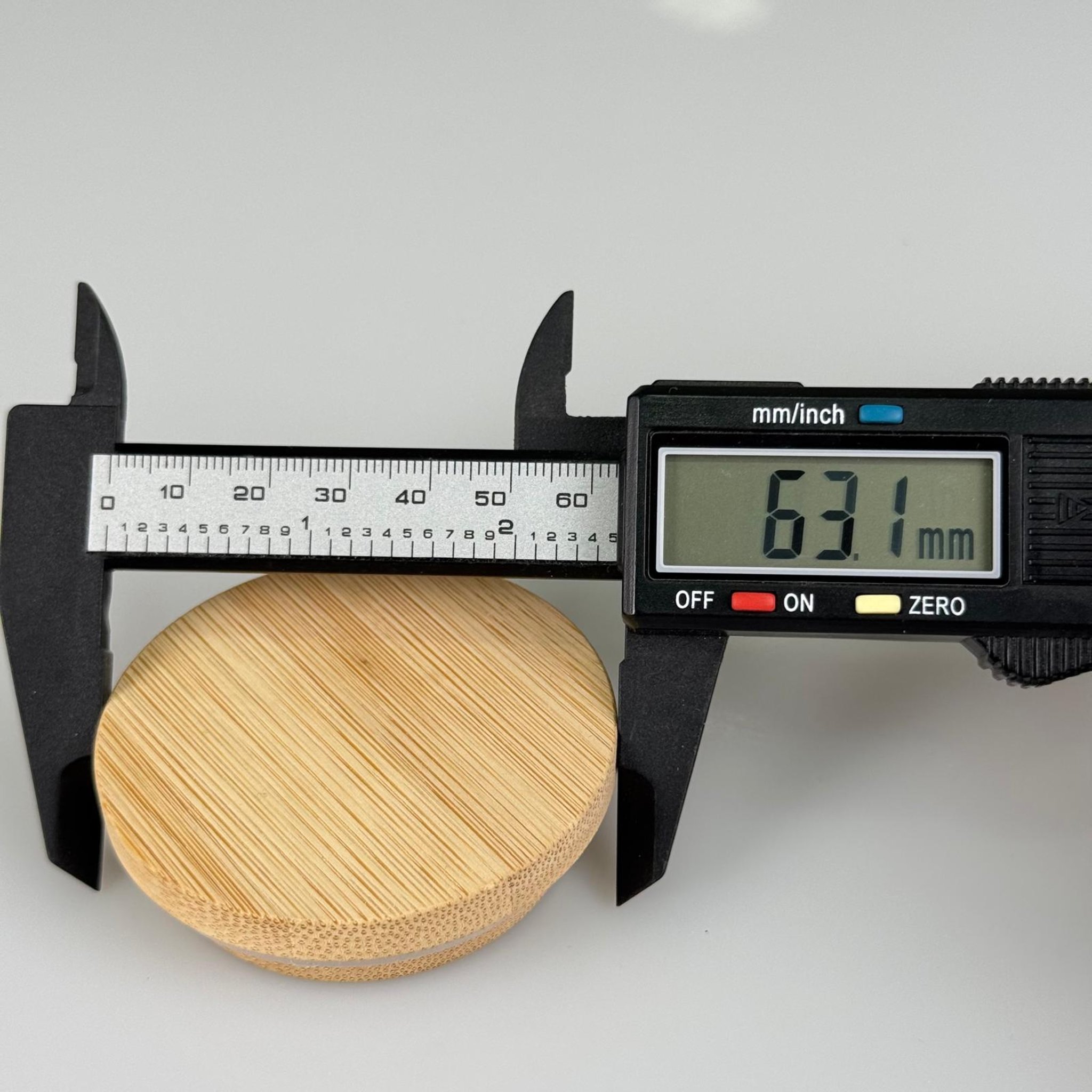55 MM AHŞAP BAMBU GEÇME KAPAK - SİLİKON CONTALI - MUM BARDAK, BAHARAT KAVANOZU VB İÇİN KULLANILABİLİR