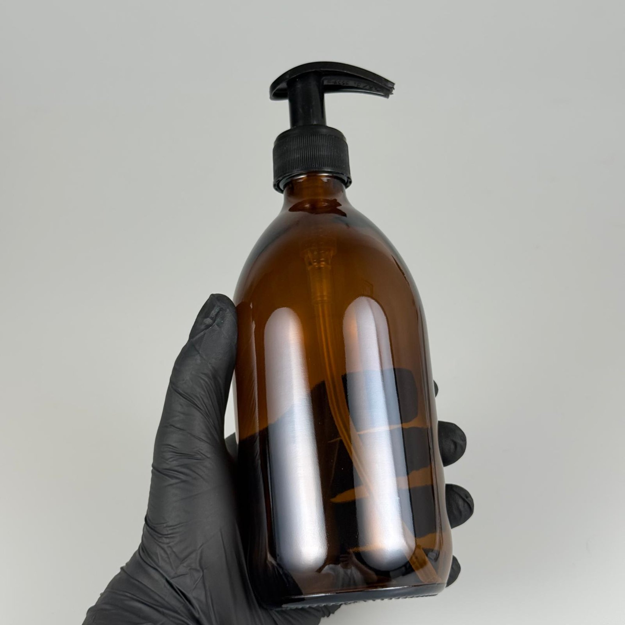 500 CC AMBER TOMBUL ÖZEL SERİ CAM ŞİŞE - SİYAH POMPALI - 500 ML CAM ECZA ŞİŞESİ - KAHVERENGİ (HORTUM BOYU TAM ŞİŞEYE GÖRE)