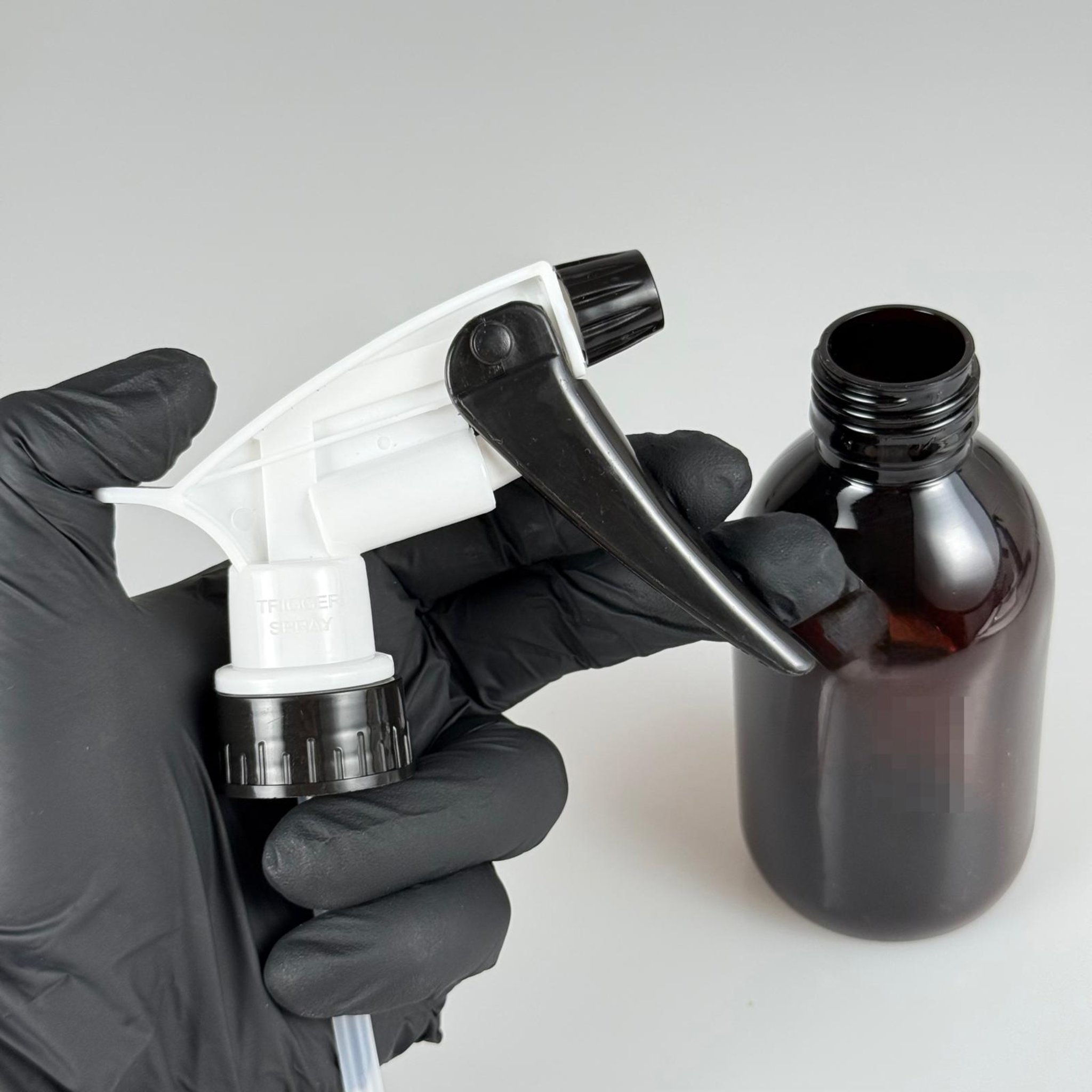 200 CC PET ŞİŞE - BÜYÜK SİYAH BEYAZ DOZAJLI KİMYASALA DAYANIKLI TRİGER TETİK SPREYLİ - 200 ML KİMYASALA DAYANIKLI PLASTİK ŞİŞE - 0,20 LT PET ŞİŞE - TOMBUL OTO TEMİZLİK ŞİŞESİ AMBER KAHVERENGİ