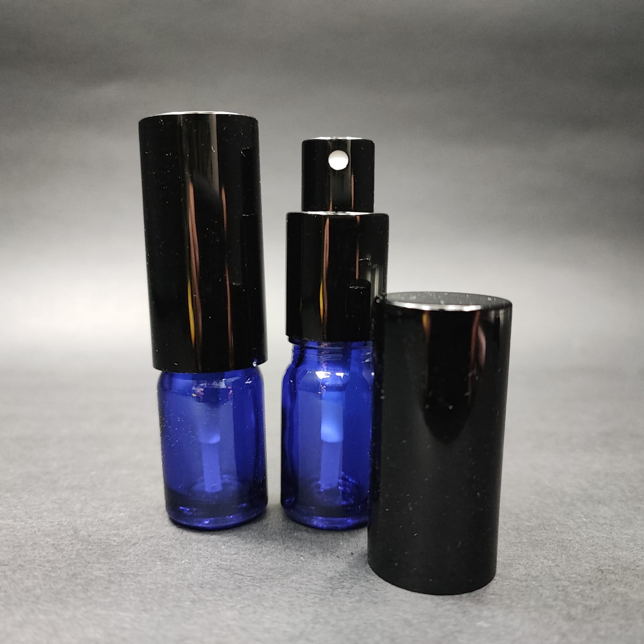 5 ML LÜKS VİDALI VALF ÇEVİRME PARFÜM ŞİŞELERİ - 5 CC MAVİ CAM ŞİŞE - SİYAH METAL SPREYLİ KAPAKLI SET