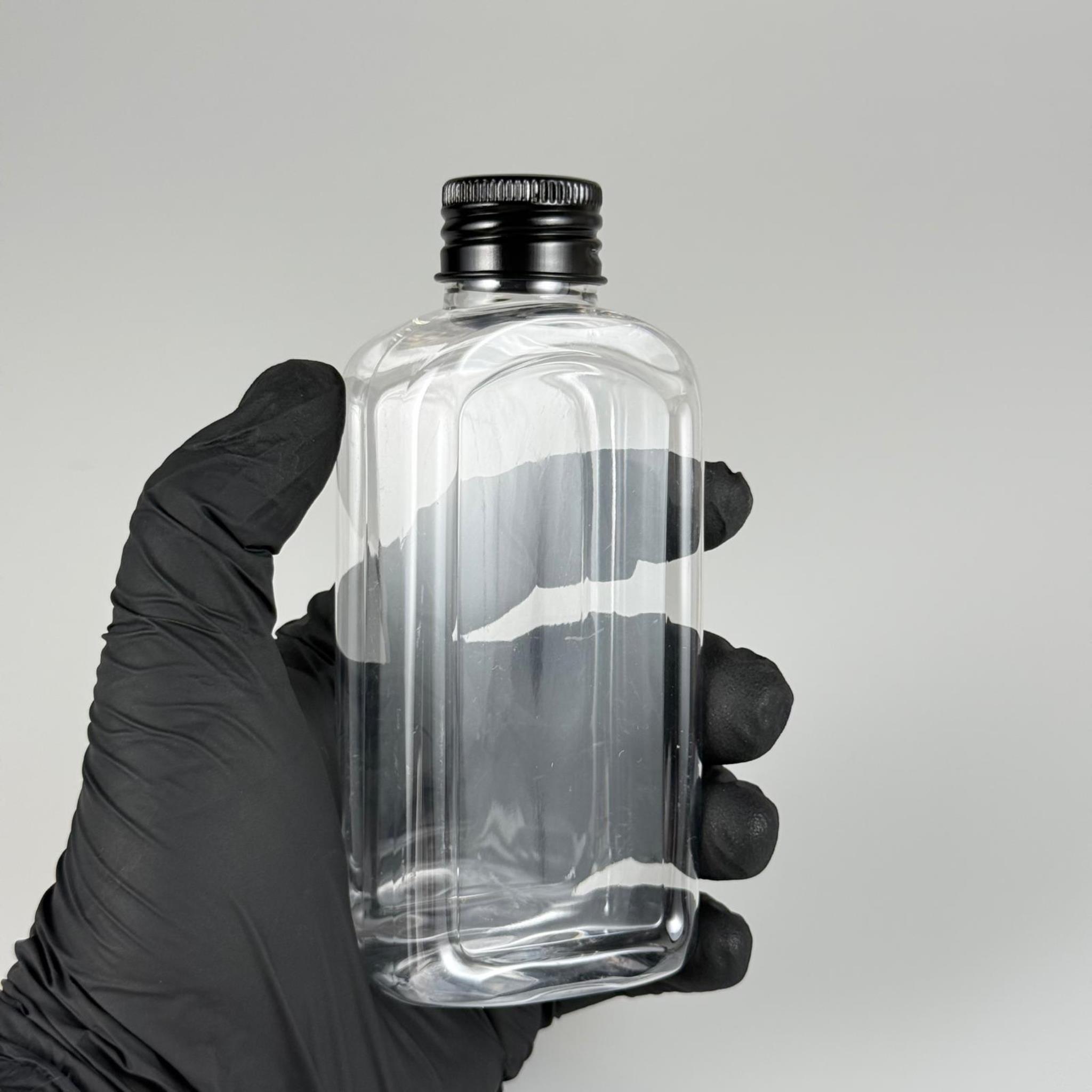 140 CC YASSI KÖŞELİ MODEL ŞEFFAF PET ŞİŞE (24 AĞIZ) + KÖPÜK CONTALI SİYAH METAL ALÜMİNYUM KAPAK TAKIM - 140 ML KAPAKLI PLASTİK ŞİŞELER