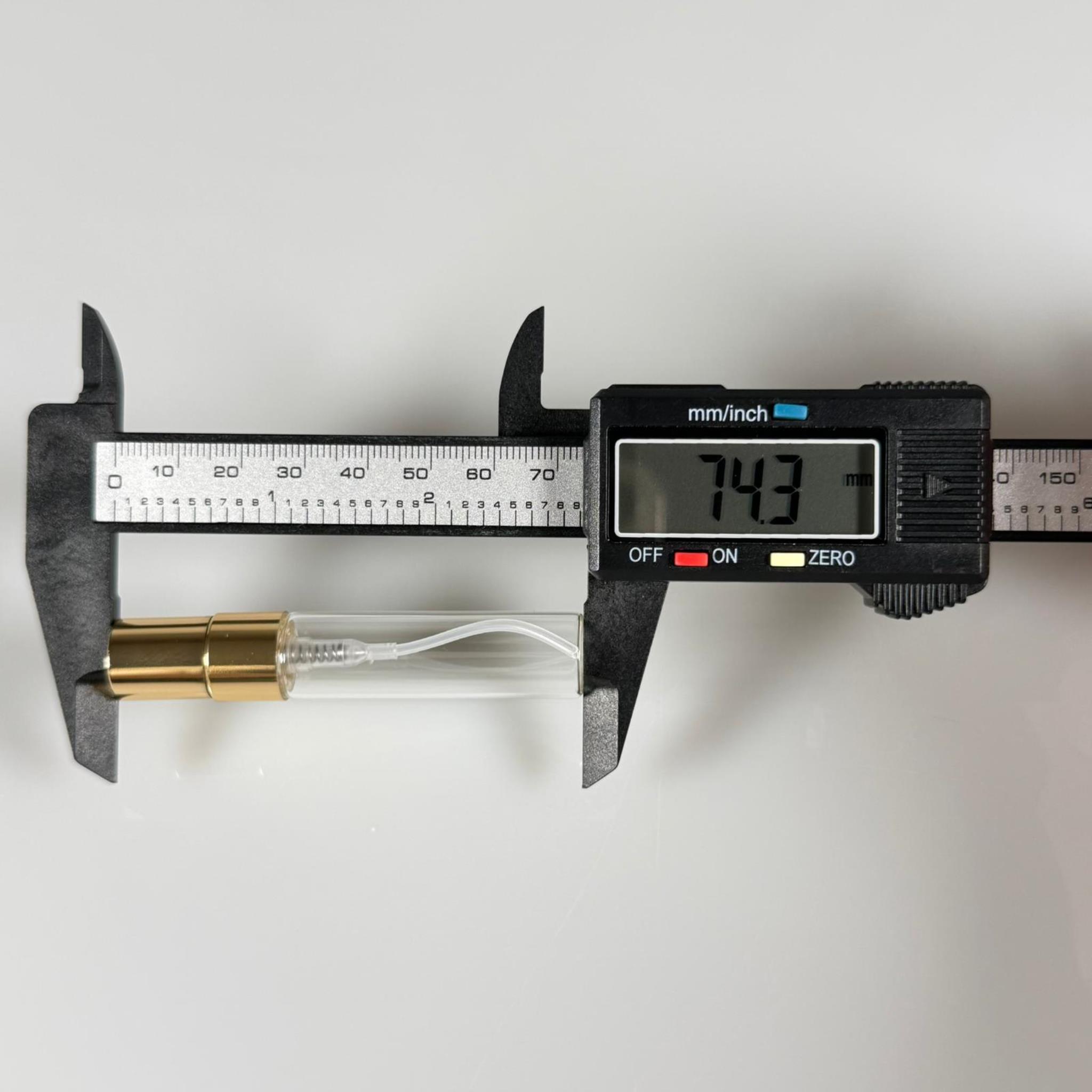 5 CC TESTER PARFÜM ŞİŞESİ - CAM KALEM PARFÜM ŞİŞESİ GOLD METAL SPREYLİ KAPAKLI TAKIM - 5 ML CAM TÜP PARFÜM ŞİŞESİ - VİDALI SPREY VALF TEKRAR DOLDURULABİLİR - HEDİYELİK CAM KOLONYA ŞİŞESİ - DÜĞÜN, NİŞAN, SÖZ, KINA, CENAZE, PROMOSYON İÇİN HEDİYELİK KOLONYA ŞİŞELERİ