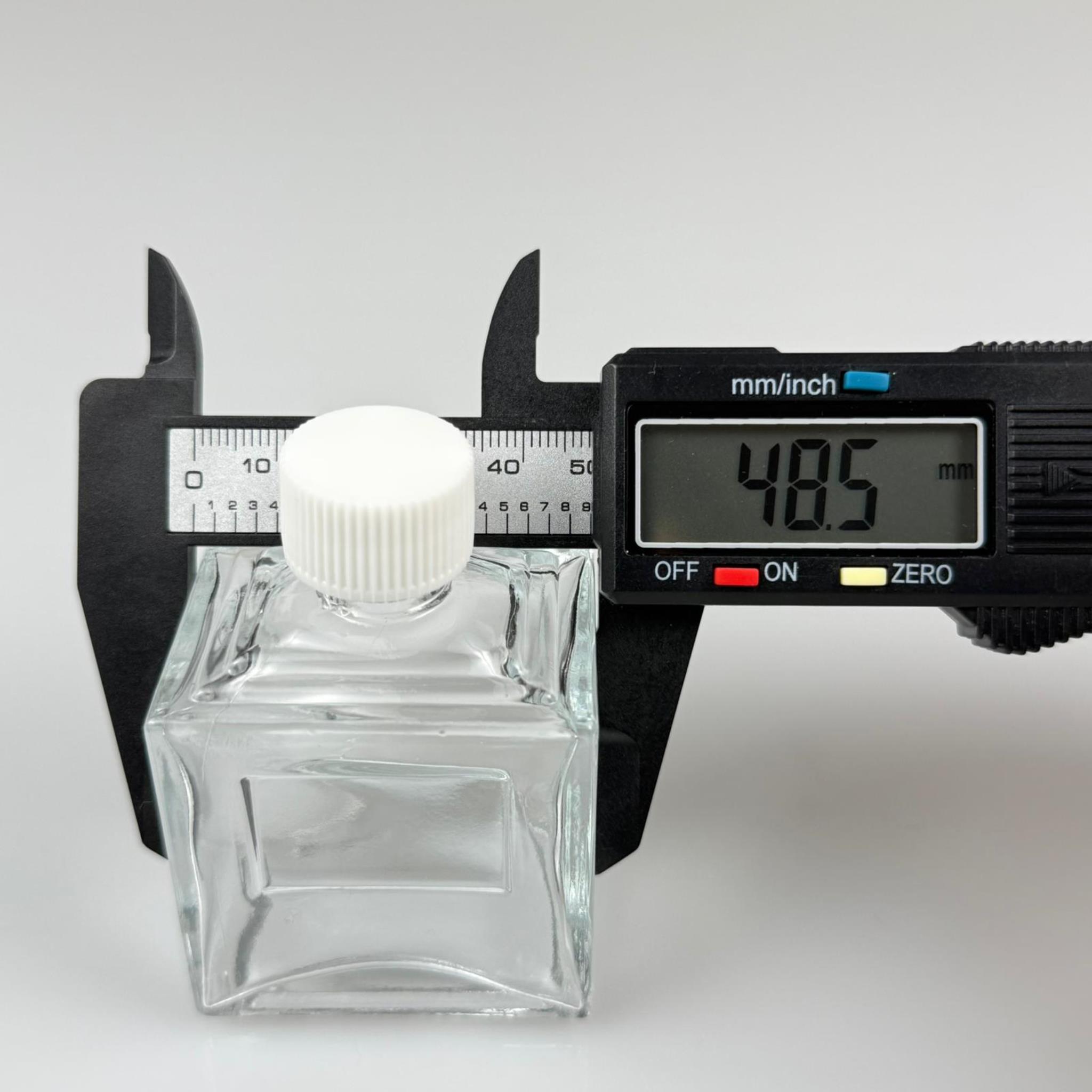 50 CC KÖŞELİ PRİZMA CAM ŞİŞE - BEYAZ PLASTİK KAPAKLI KOLONYA TIPALI - 50 ML PRESTİJLİ ŞİŞE