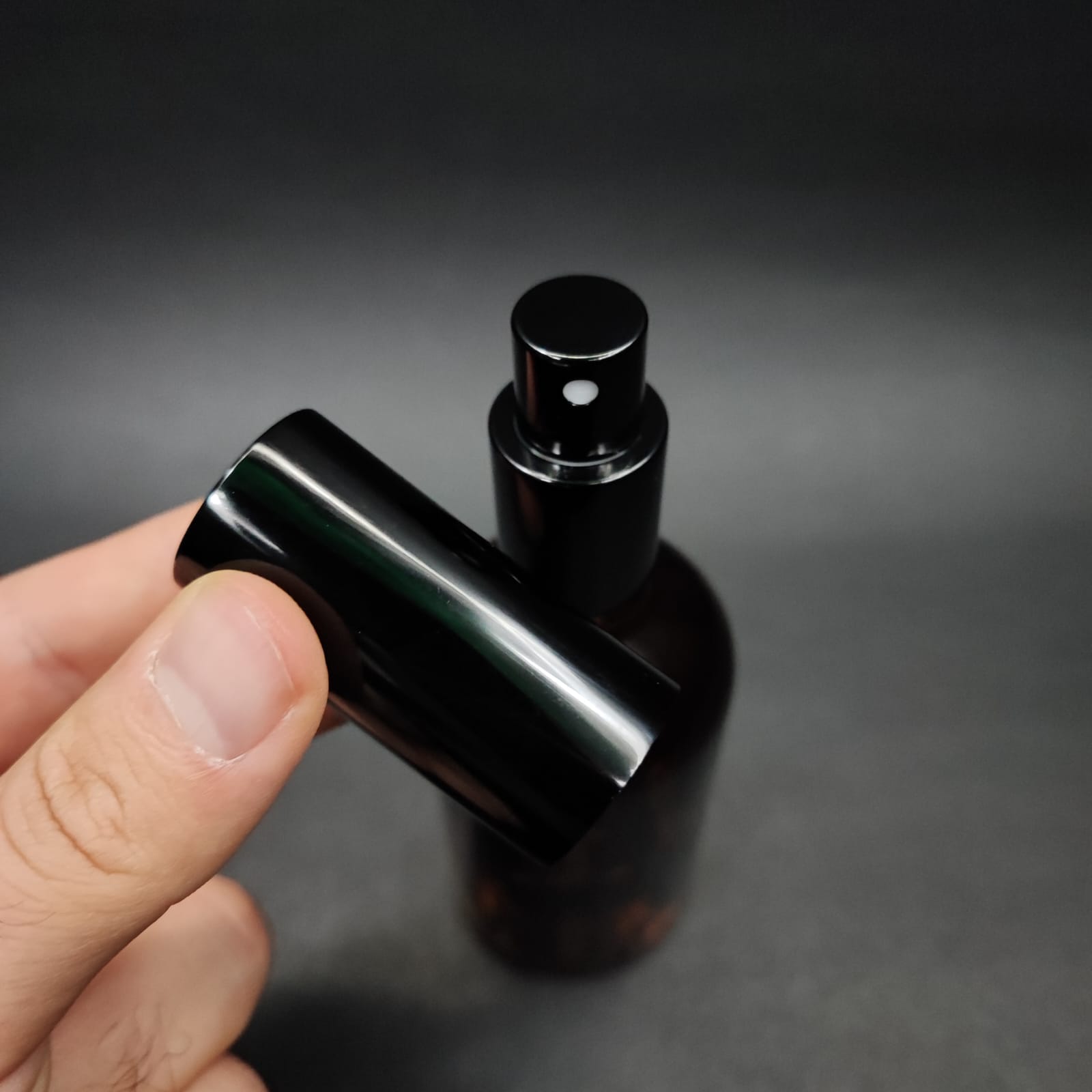 100 ML LÜKS VİDALI VALF ÇEVİRME PARFÜM ŞİŞELERİ - 100 CC AMBER CAM ŞİŞE - SİYAH METAL SPREYLİ KAPAKLI SET