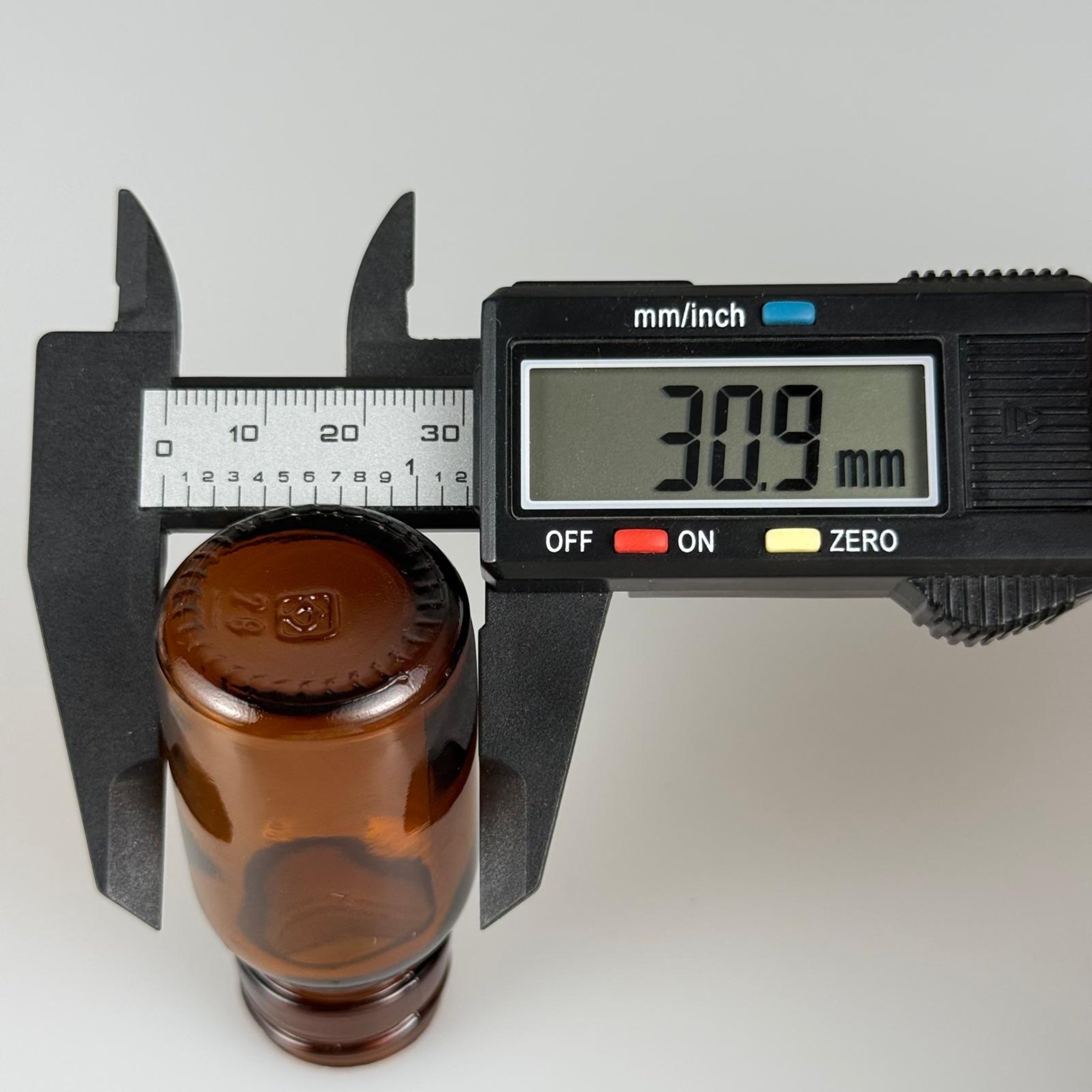20 ML AMBER SPREYLİ CAM ŞİŞE - 20 CC KAHVERENGİ CAM ŞİŞE + 25 MM BEYAZ SPREY FISFIS TAKIM