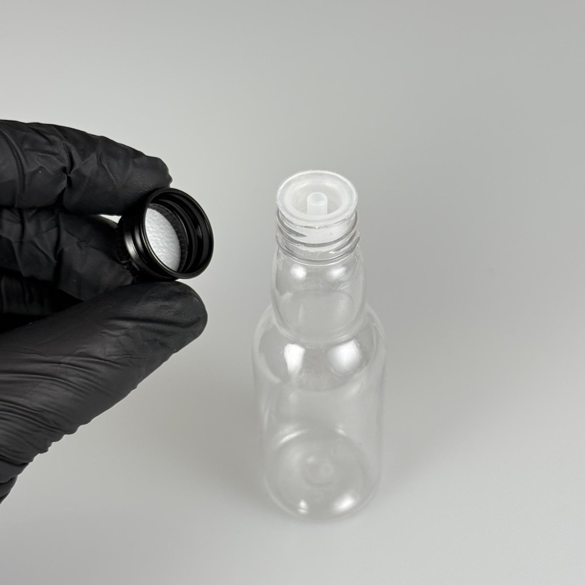40 CC ŞEFFAF UZUN BOĞAZLI PET ŞİŞE + KÖPÜK CONTALI SİYAH ALÜMİNYUM METAL KAPAKLI + DAMLALIKLI KOLONYA TIPALI TAKIM - 40 ML BOĞAZLI PET ŞİŞE