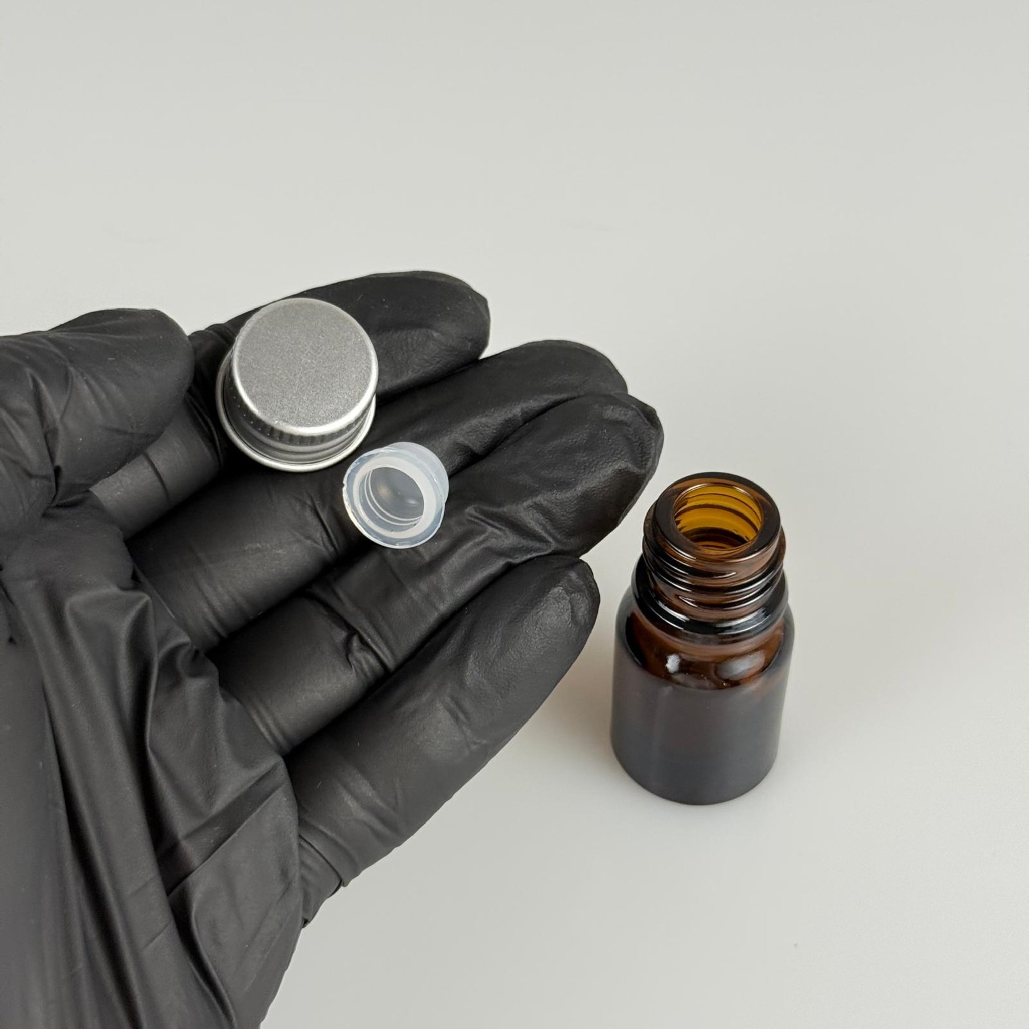 3 CC AMBER CAM ŞİŞE + KÖPÜK CONTALI GÜMÜŞ ALÜMİNYUM METAL KAPAKLI + KÖR TIPALI TAKIM - 3 ML KAHVERENGİ CAM ŞİŞE