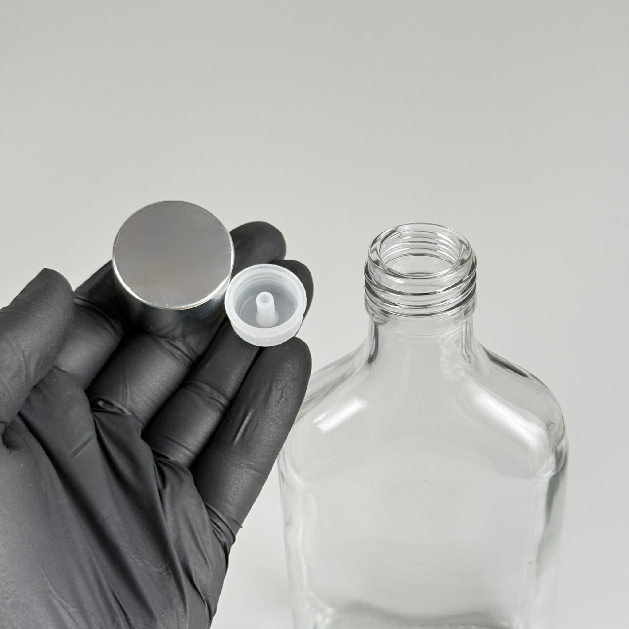 200 CC YASSI CAM ŞİŞE -  ALÜMİNYUM KAPLAMALI GÜMÜŞ KAPAKLI + DAMLALIKLI KOLONYA TIPALI TAKIM - 200 ML CAM ŞİŞE