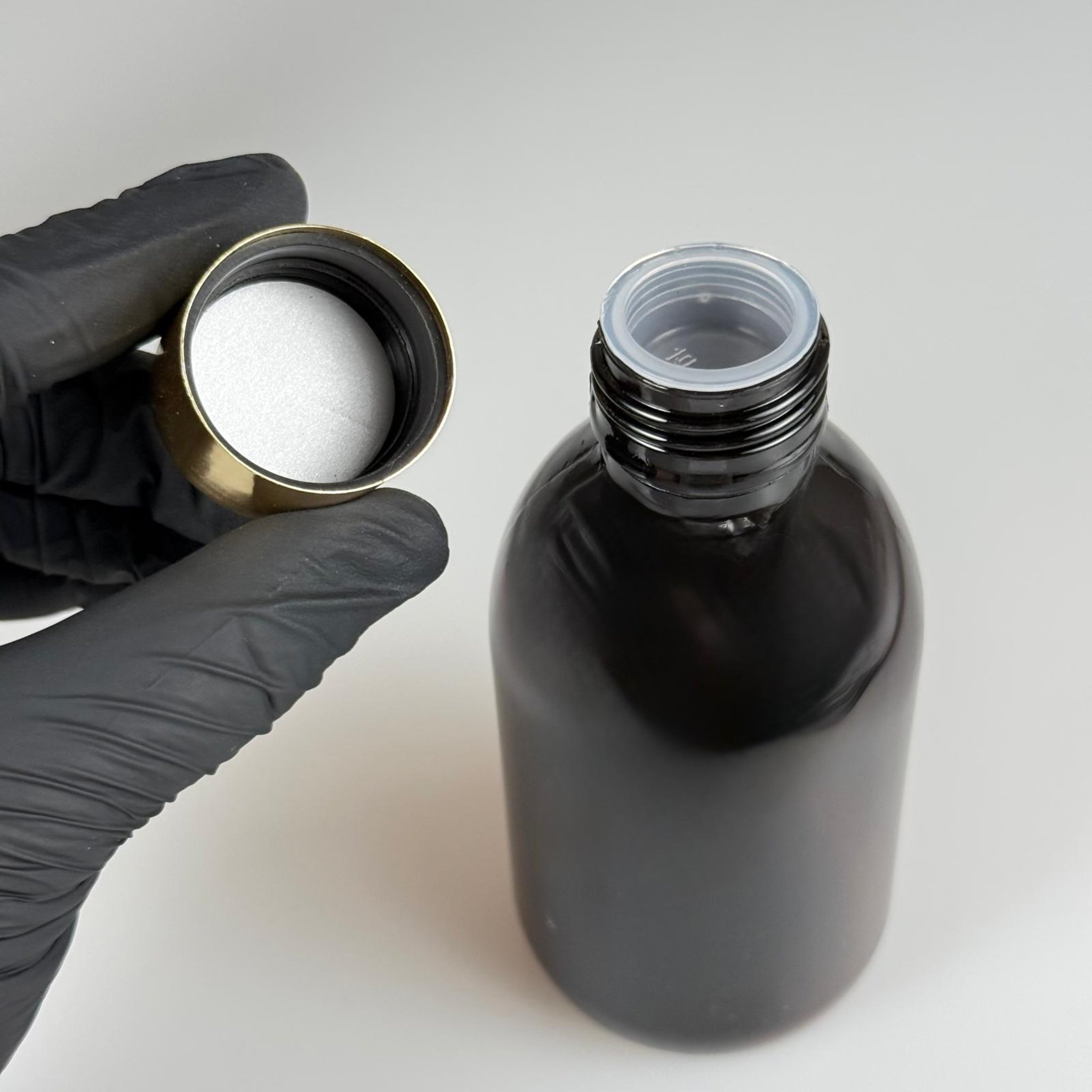 200 CC AMBER PET ECZA ŞİŞESİ + ALÜMİNYUM KAPLAMALI GOLD KAPAKLI + KÖR TIPALI TAKIM  - 200 ML KAHVERENGİ PLASTİK ŞURUP ŞİŞESİ (21 GR)
