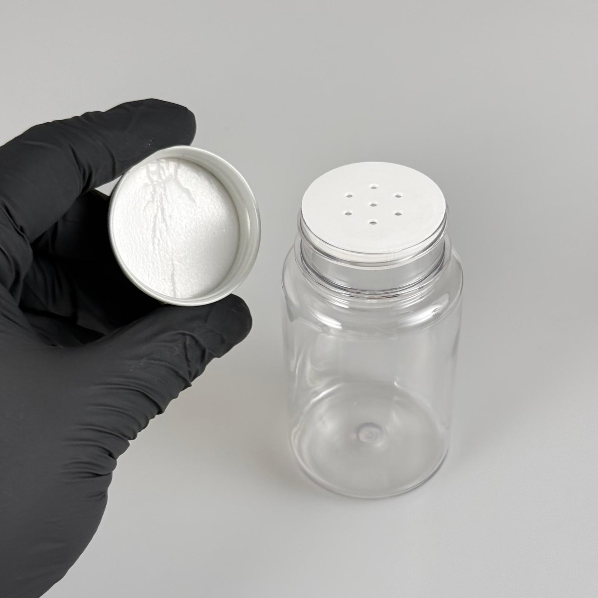 100 CC ŞEFFAF PET PUDRA ŞİŞESİ + KÖPÜK CONTALI SİYAH METAL KAPKLI + PUDRA TIPALI TAKIM - 100 ML PUDRA KUTUSU, EKO TUZLUK